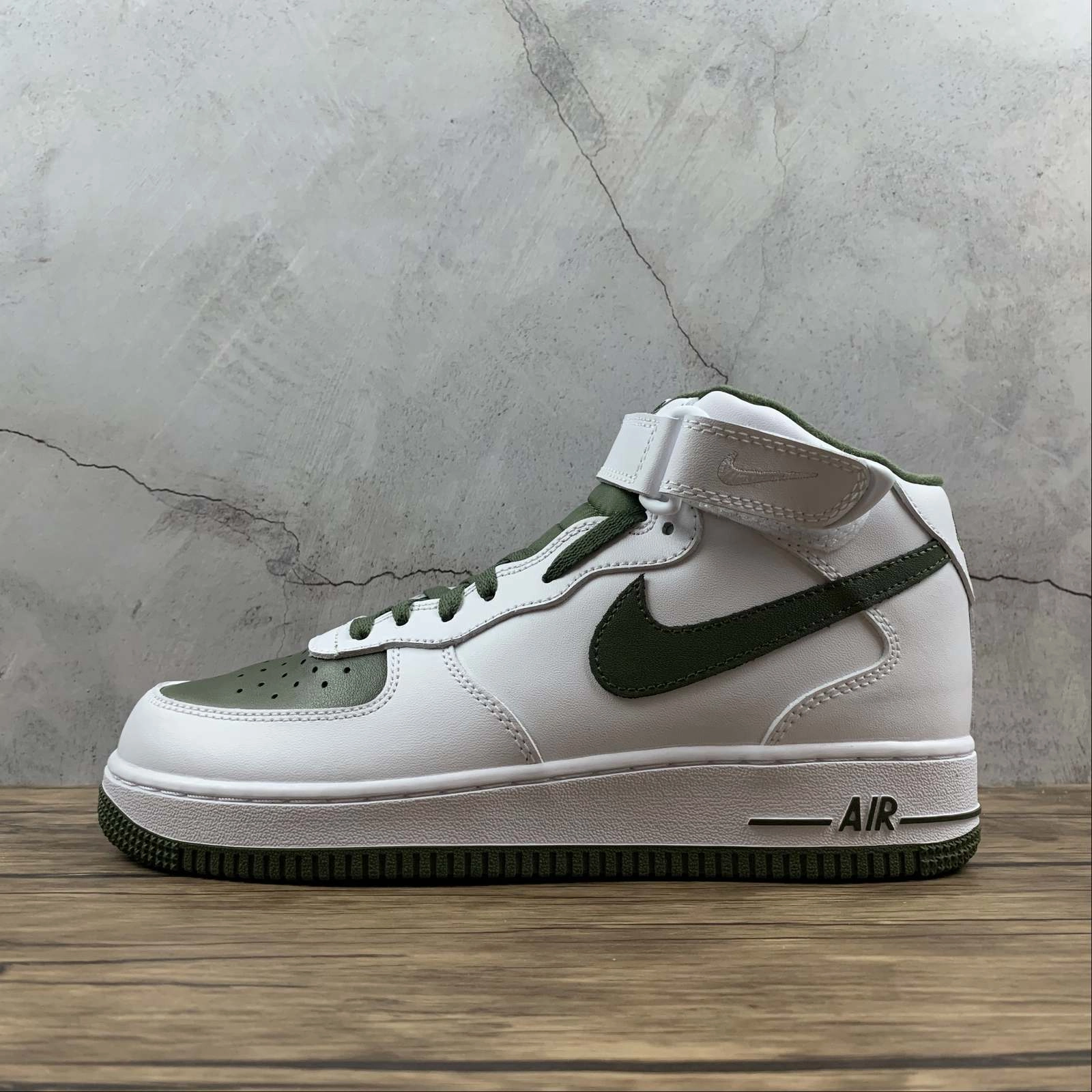 Air Force 1 07 Mid Retro White Dark Green 554724-088 Freedom Walk