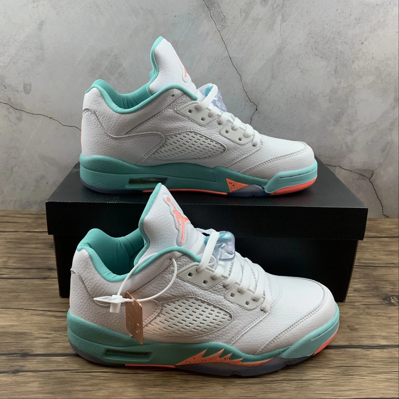 Thermo Fused Overlays Enhanced Traction Pattern Air Jordan 5 Retro Low Light Aqua 440892-100