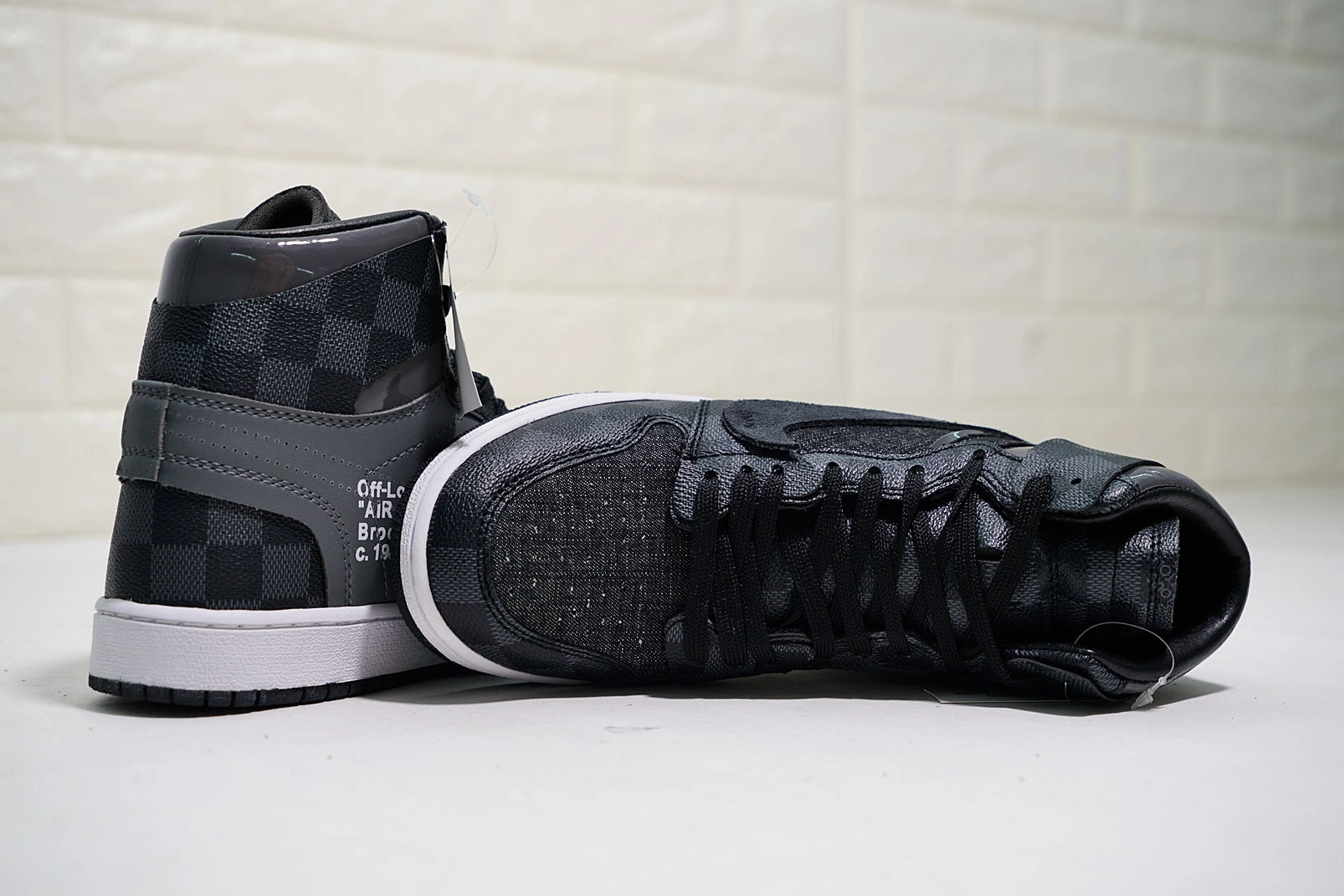 Neutral Footbed Design Air Jordan 1 High OG NRG OW Louis Vuitton Black Steel Grey Grid AO0818-001