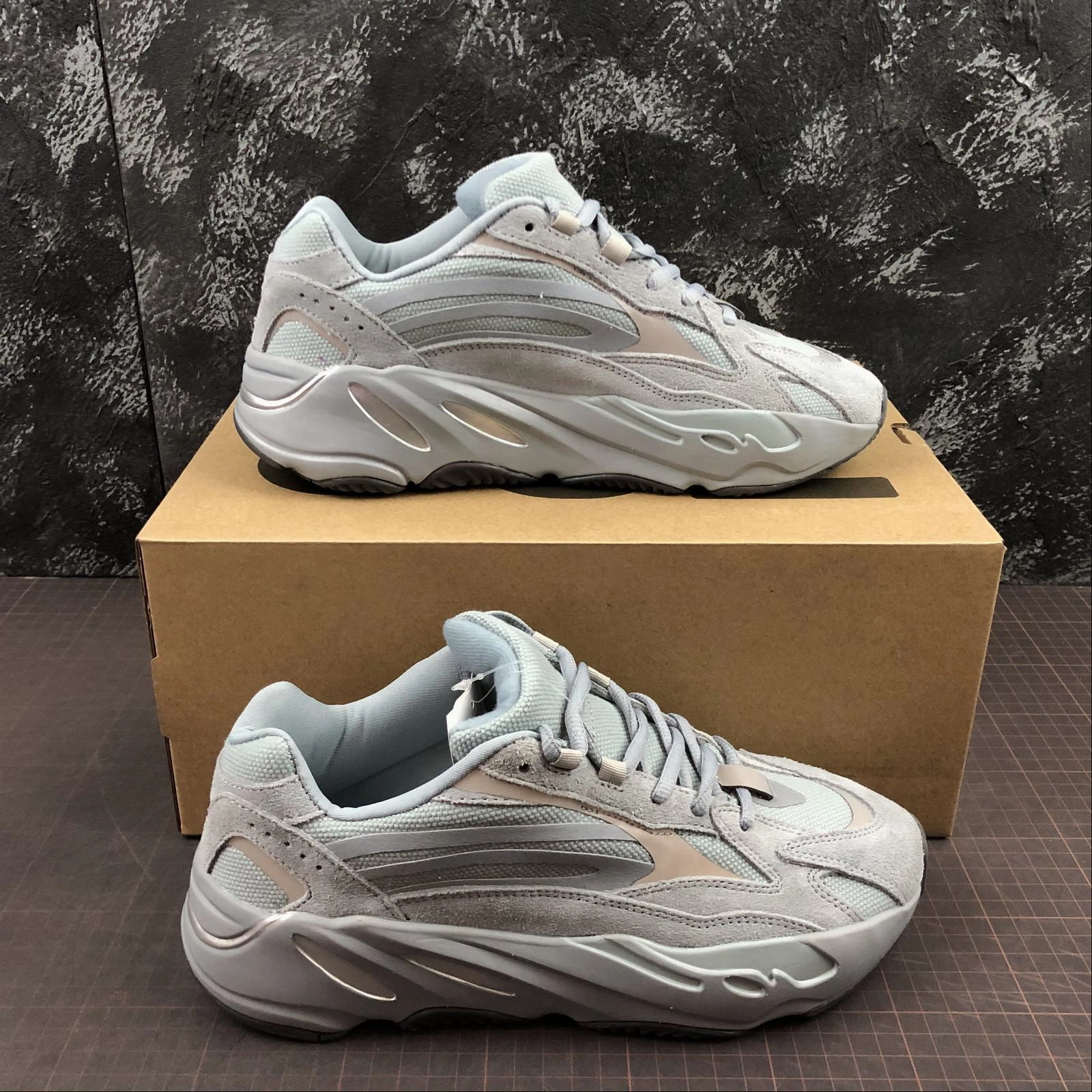 Dark color choice individual sport Adidas Yeezy Boost 700 V2 Hosblu FV8424