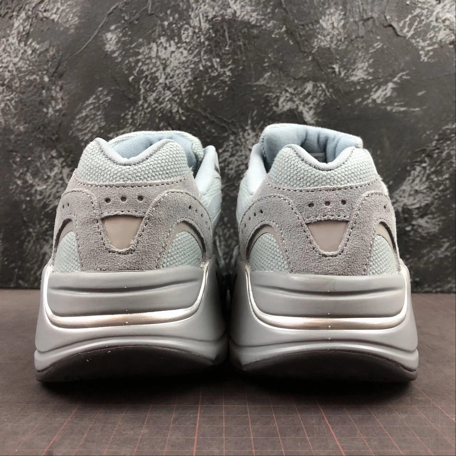steel - reinforced shoes Adidas Yeezy Boost 700 V2 Hosblu FV8424