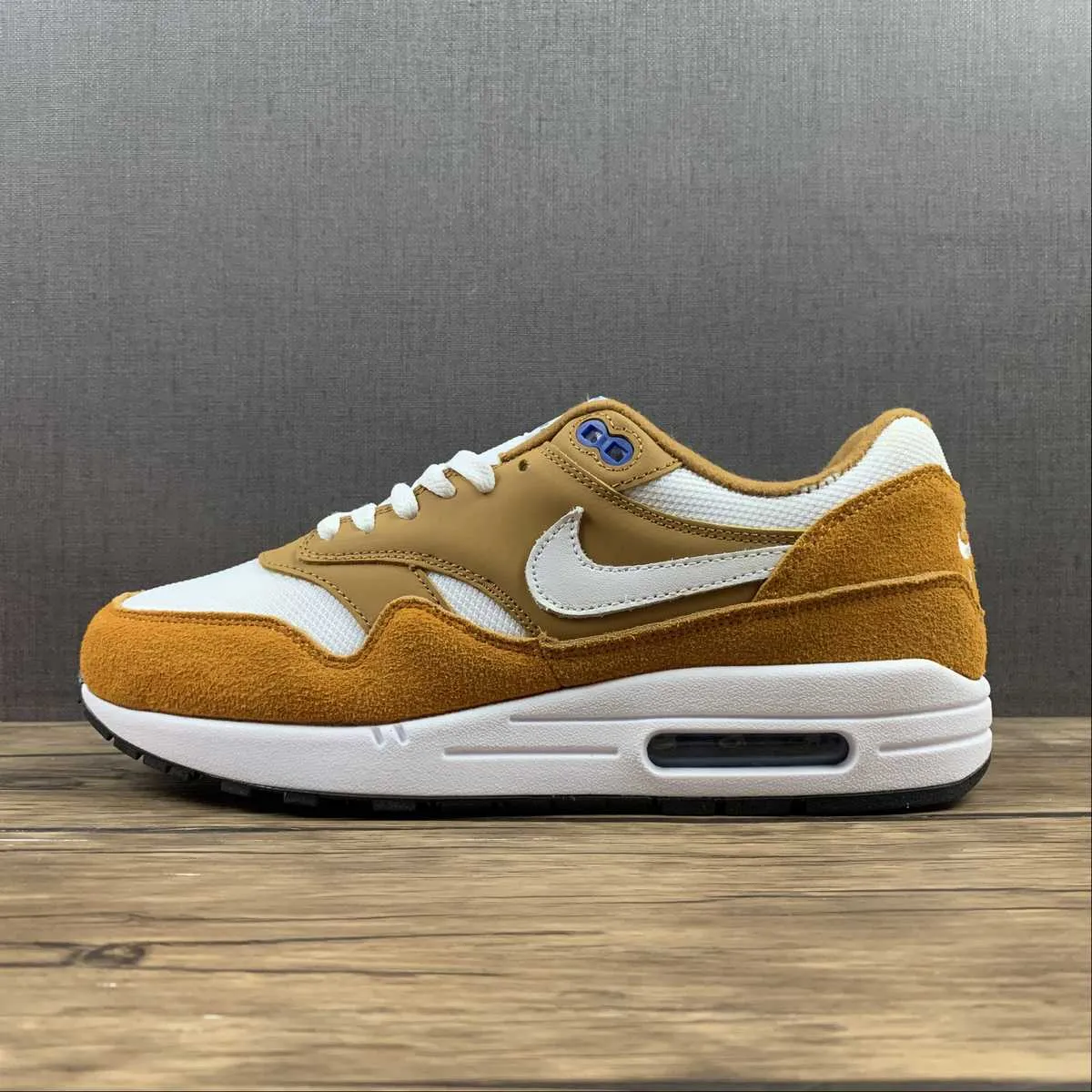 skateboarding shoes Air Max 1 Premium Retro Curry Dark True White Curry 908366-700