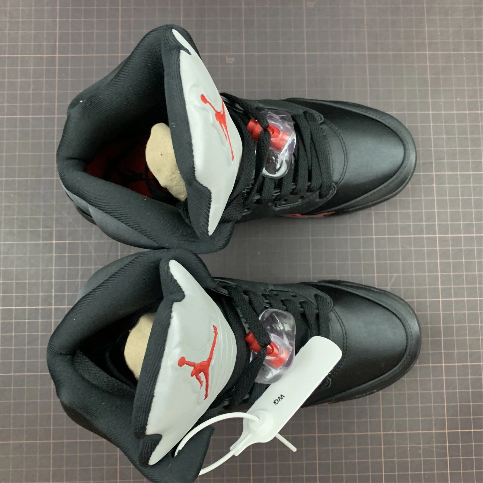 Air Jordan 5 Retro Black University Red 136027-006 Ergonomic Footbed Design