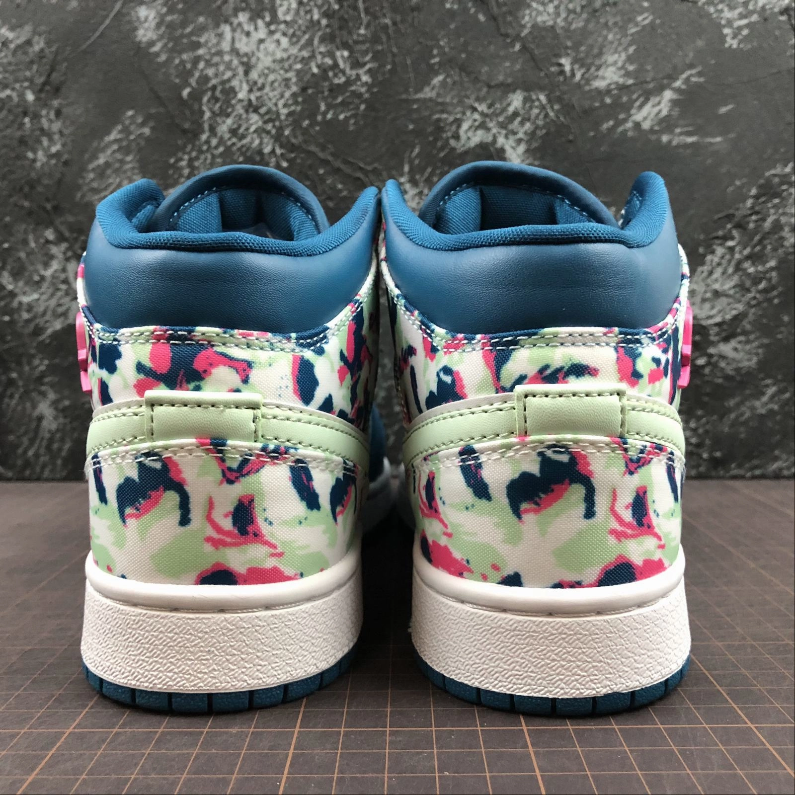 Air Jordan 1 Mid (GS) White-Blue 555112-300 Impact-absorbing Quick Grip