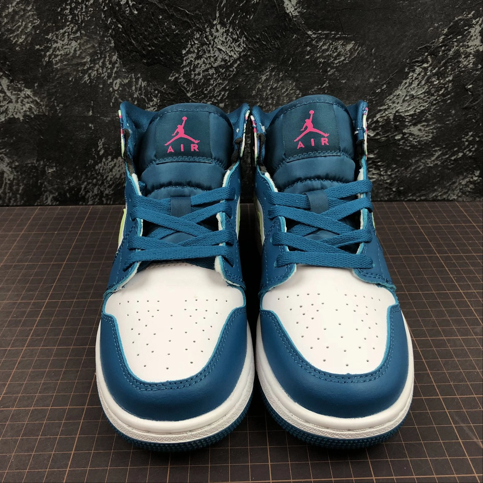 Sweatproof Breath Zone Air Jordan 1 Mid (GS) White-Blue 555112-300