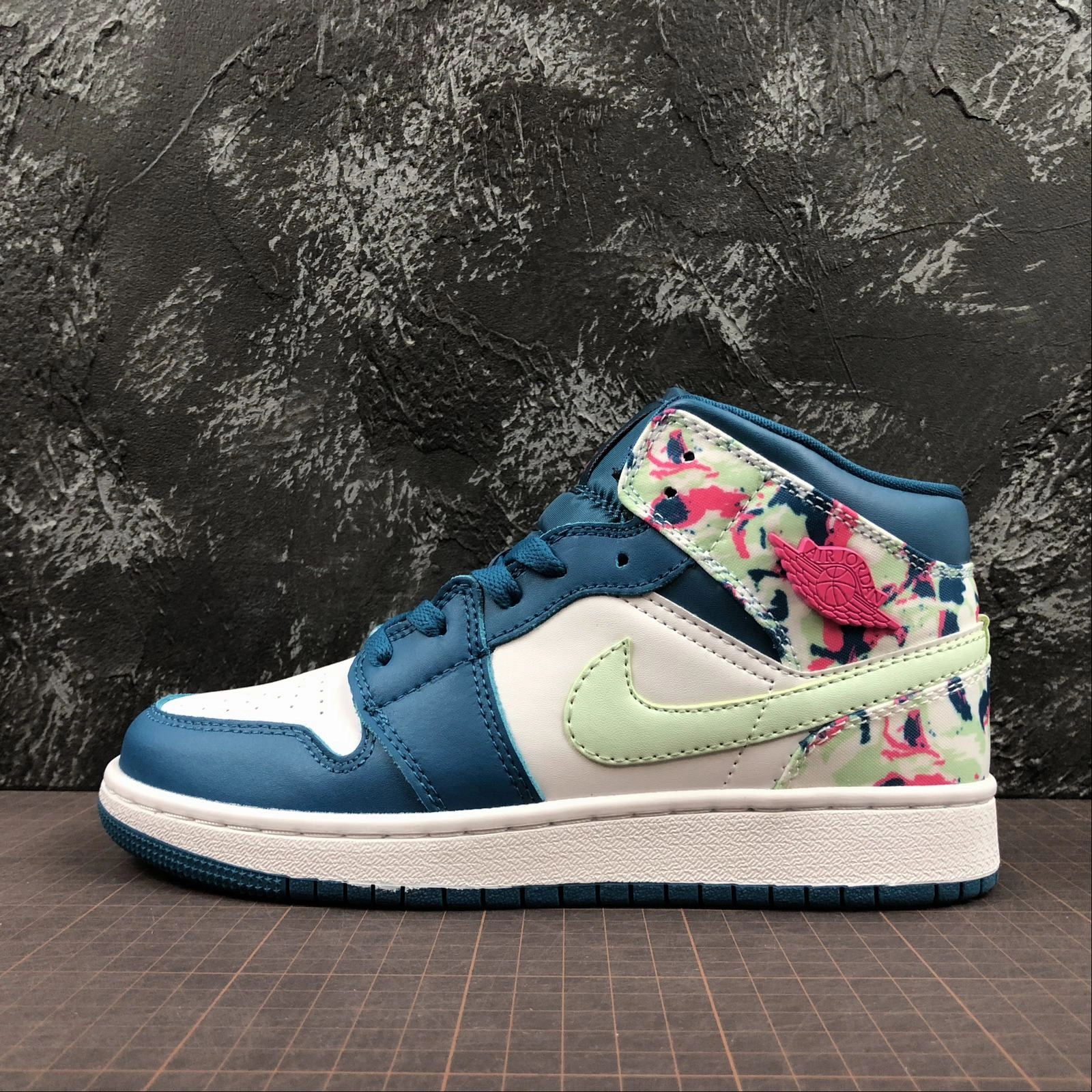 Energy Focus Fitness Performance Air Jordan 1 Mid (GS) White-Blue 555112-300