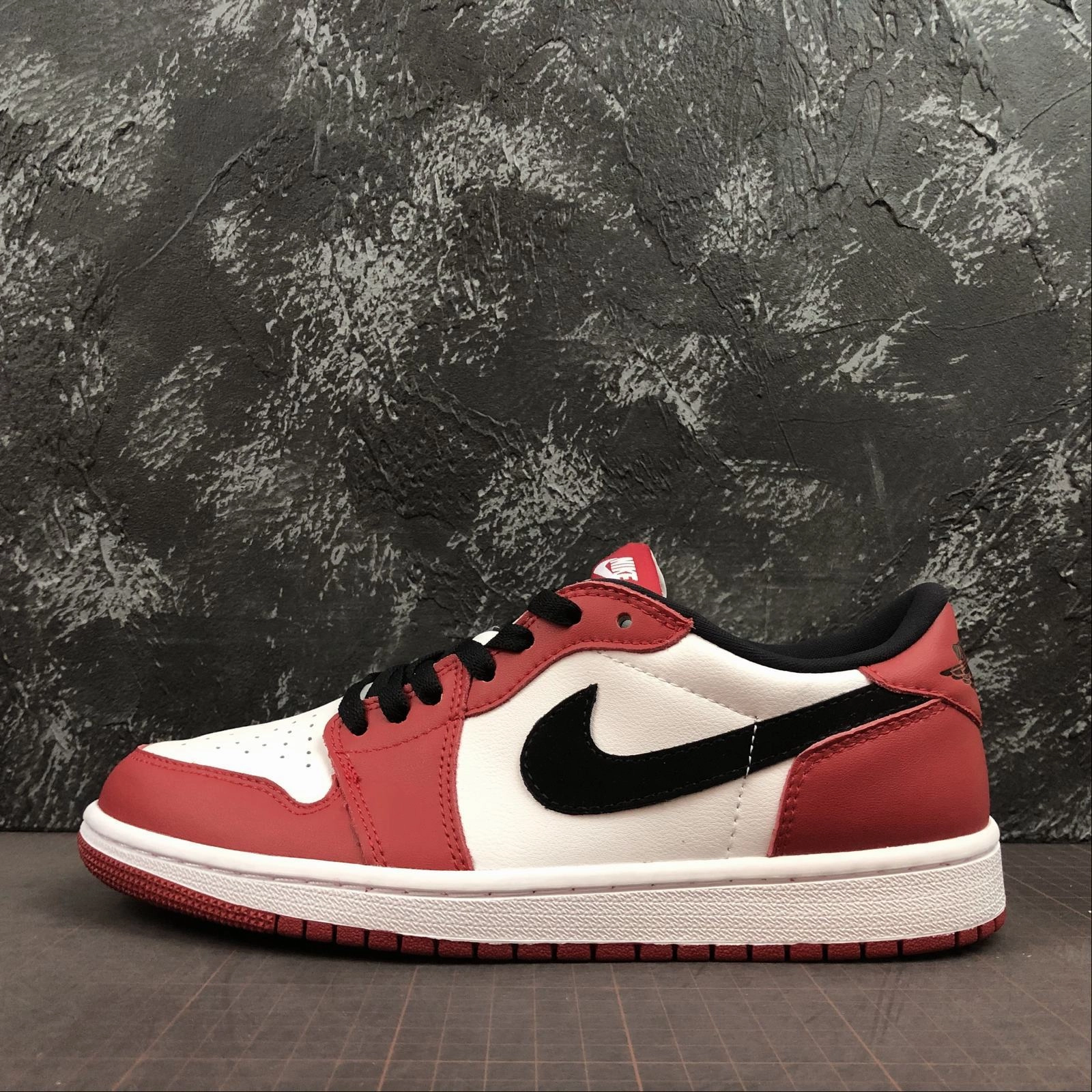 Air Jordan 1 Retro Low OG Varisity Red Black White 705329 600 Distinctive cushioning Ankle Support Design