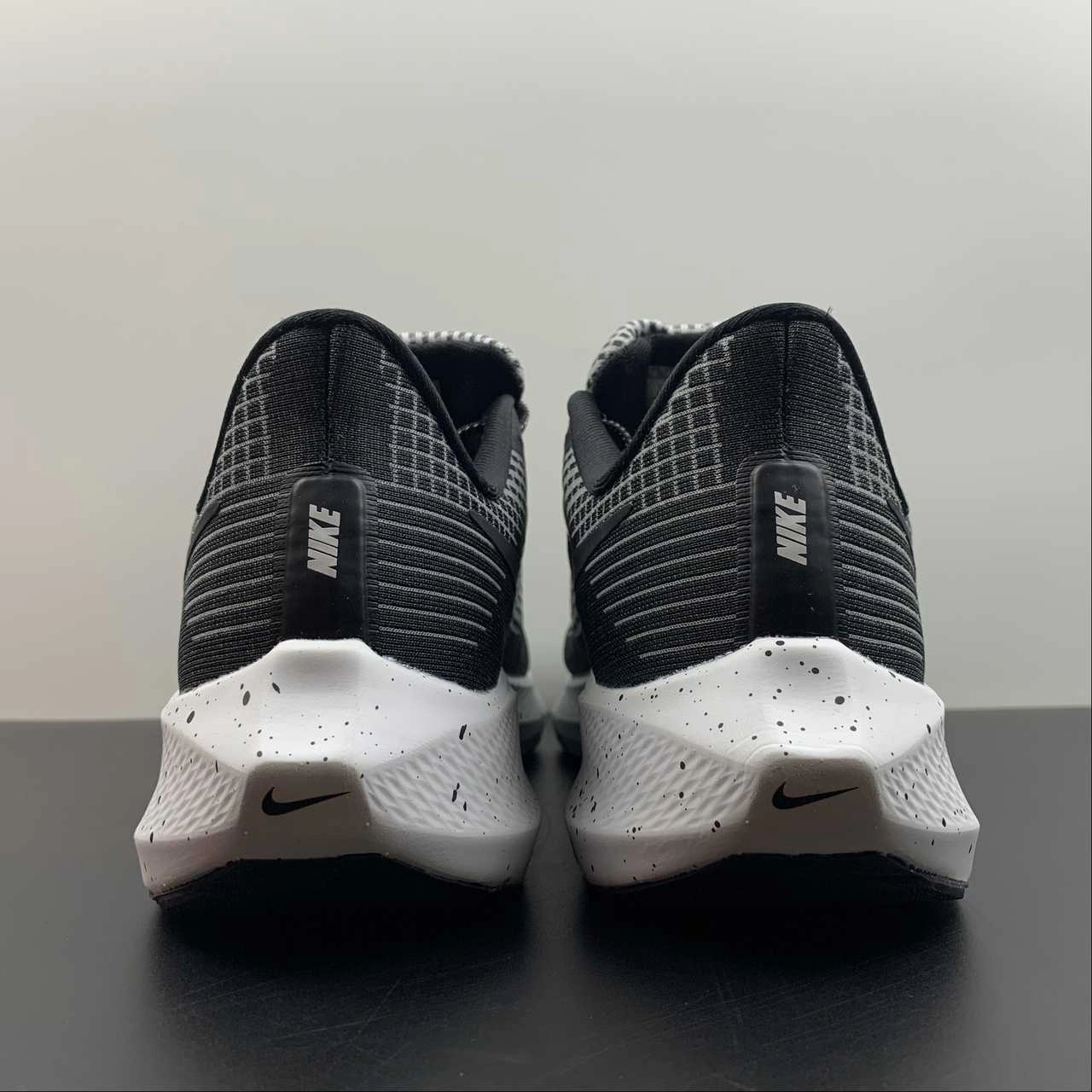 Materials are chosen for breathability and endurance Air Zoom Pegasus 39 Black Dk Smoke Grey-White DH4071-005