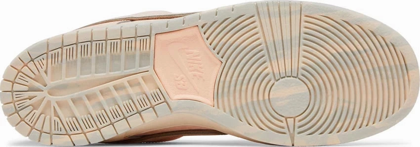 Multidirectional Flex Nike Dunk Low SB Trocadro Gardens