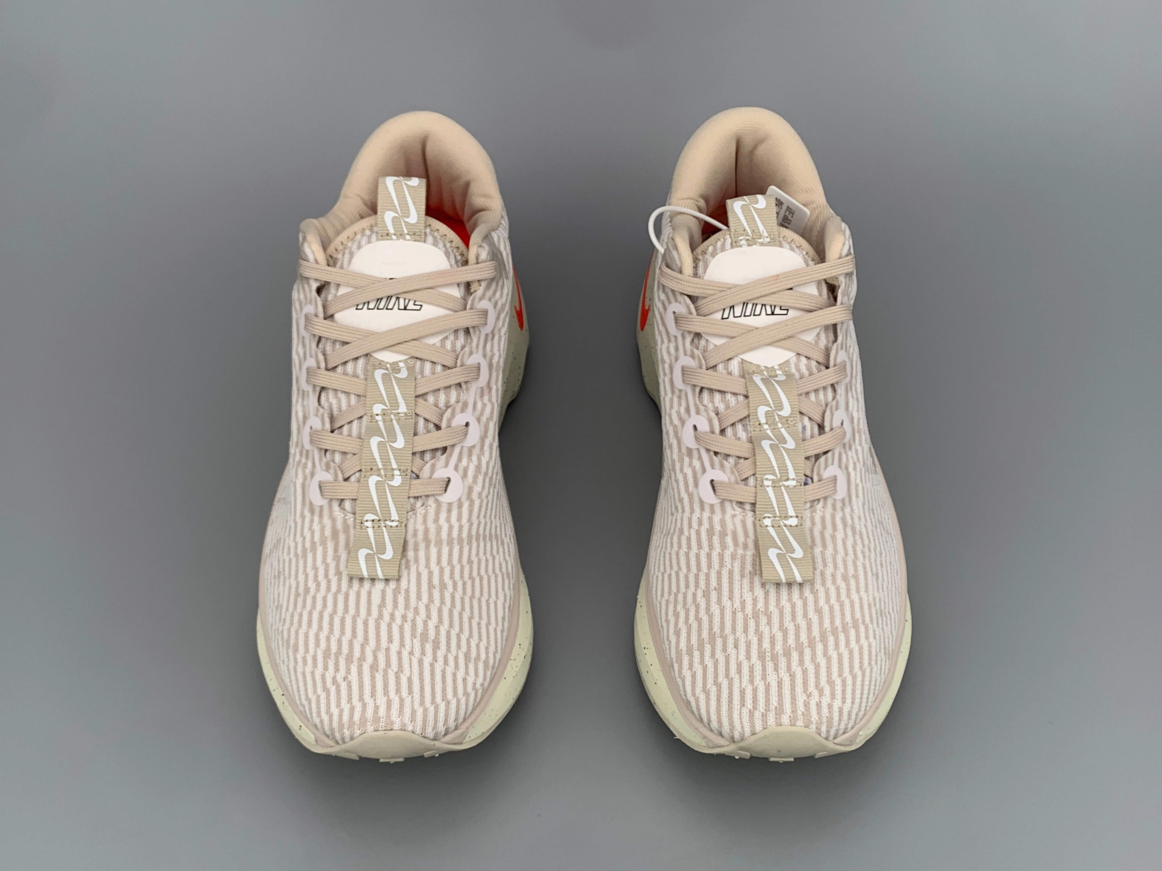 Ultra grip supportive foam sole shoes Nike Motiva Light Orewood Brown Sail White Bright Crimson DV1237-100