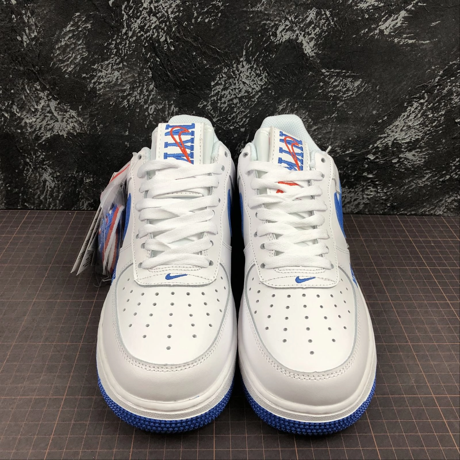 Soft Step Minimalist Outfit Air Force 1 07 Low TXT New York Knicks BQ5361 063