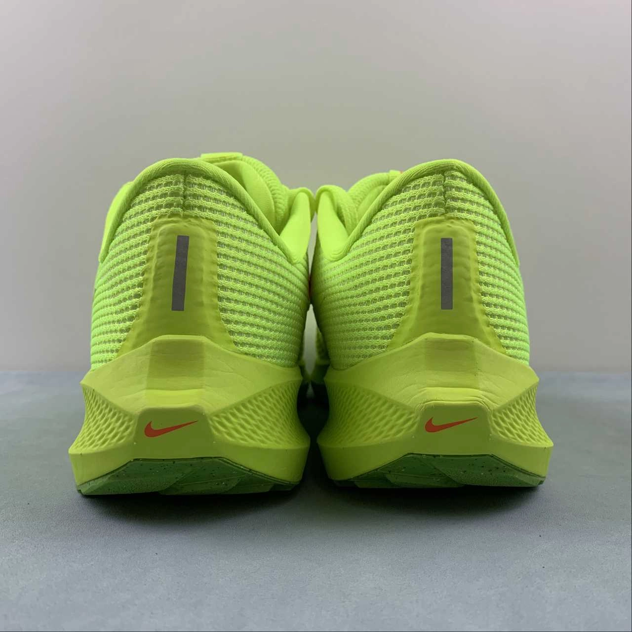 Fitness Focus Long-wearing foam maintains shape and rebound Air Zoom Pegasus 40 Grinch Barely Volt Bright Crimson DV3854-700