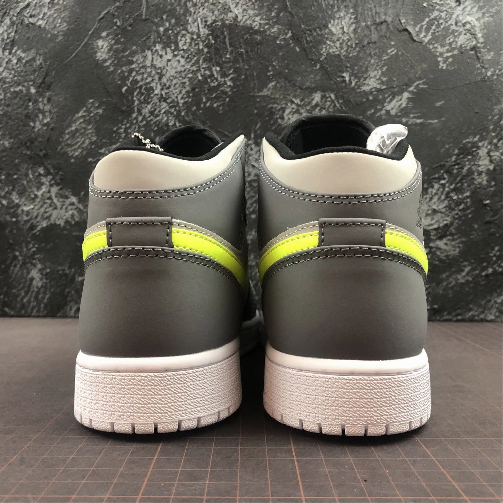 Cross Terrain Dual Zone Traction Air Jordan 1 Mid Gunsmoke-Volt-Neutral Grey 554724-072