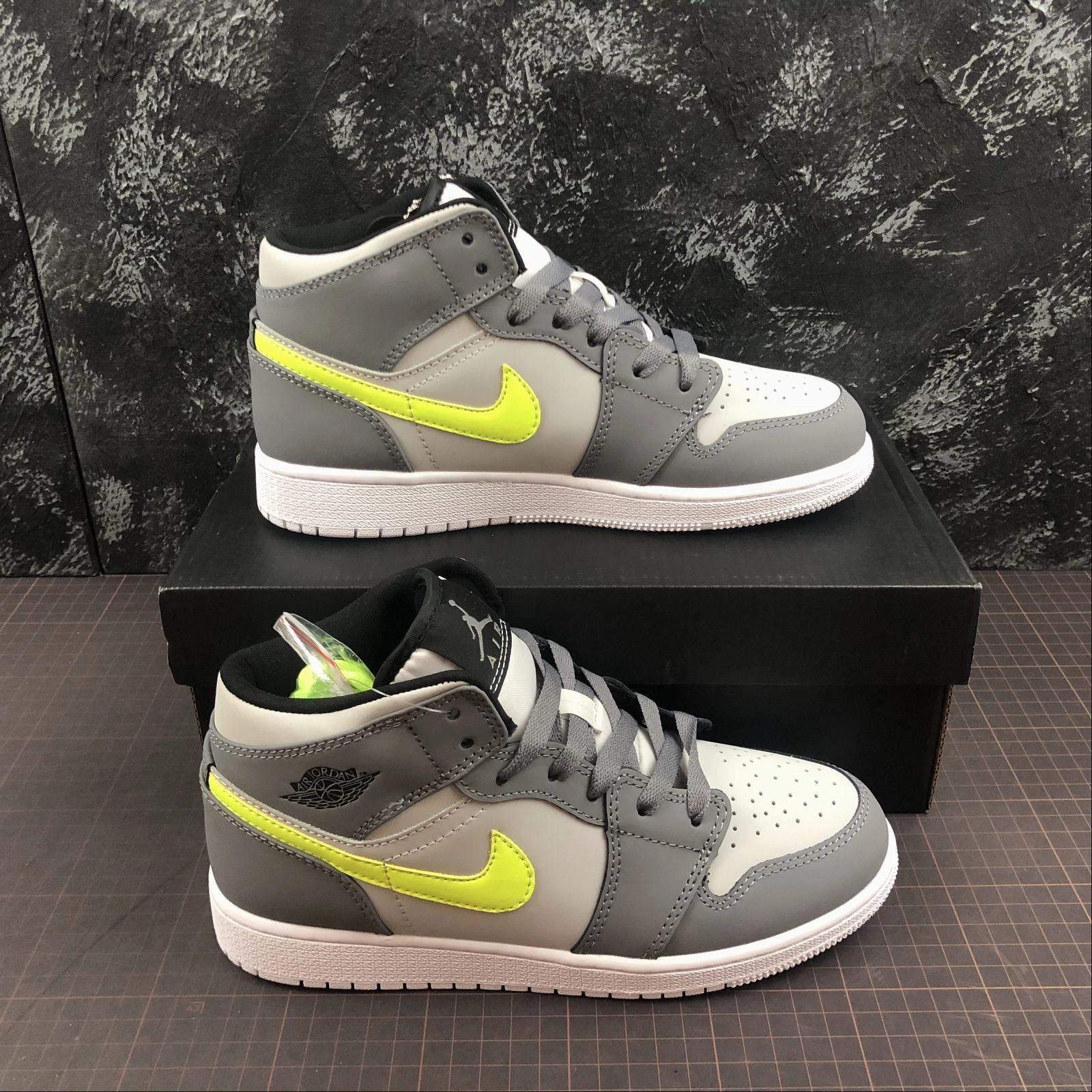 Eco Friendly Manufacturing Speed Control Air Jordan 1 Mid Gunsmoke-Volt-Neutral Grey 554724-072