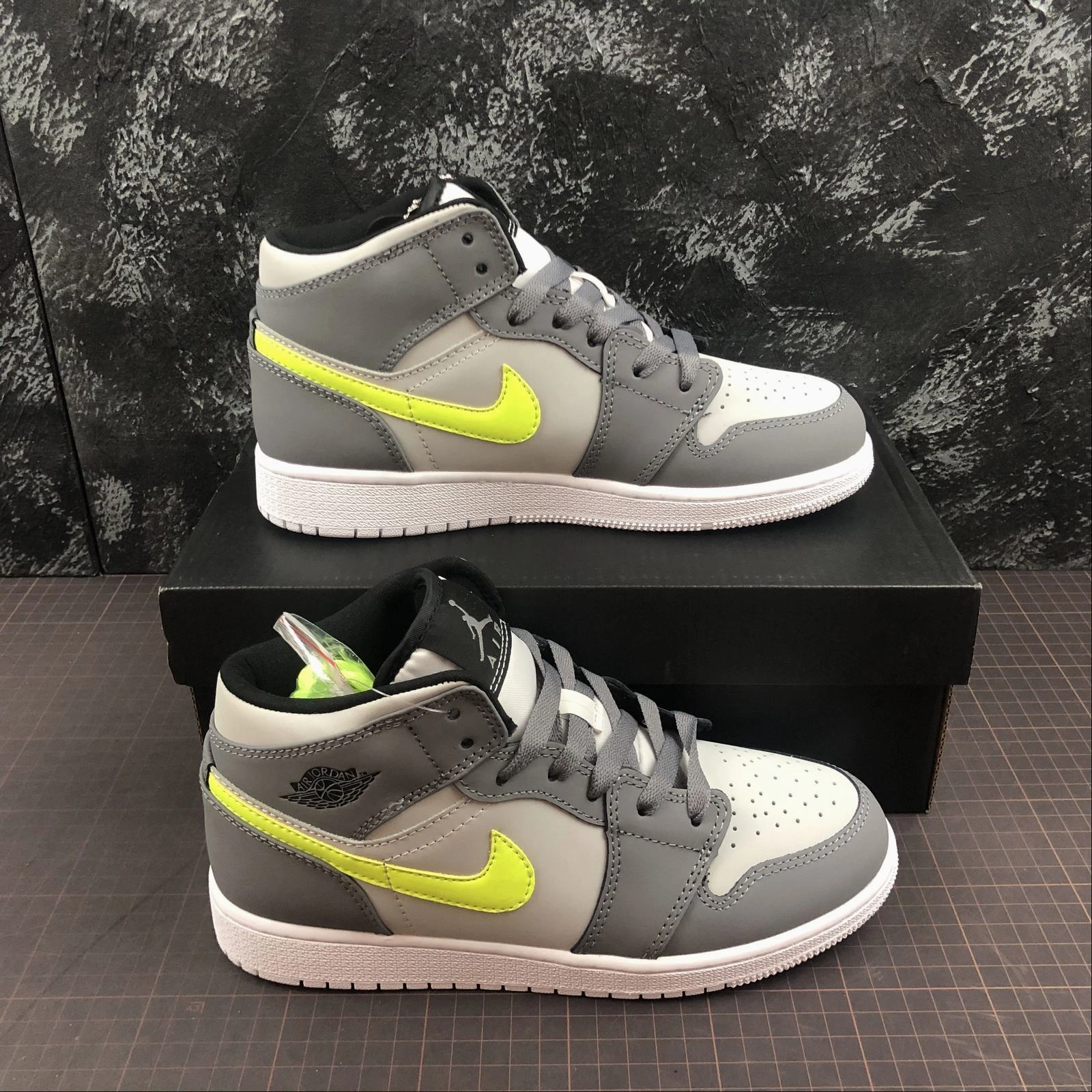 Weekend Comfort Air Jordan 1 Mid Gunsmoke-Volt-Neutral Grey 554724-072