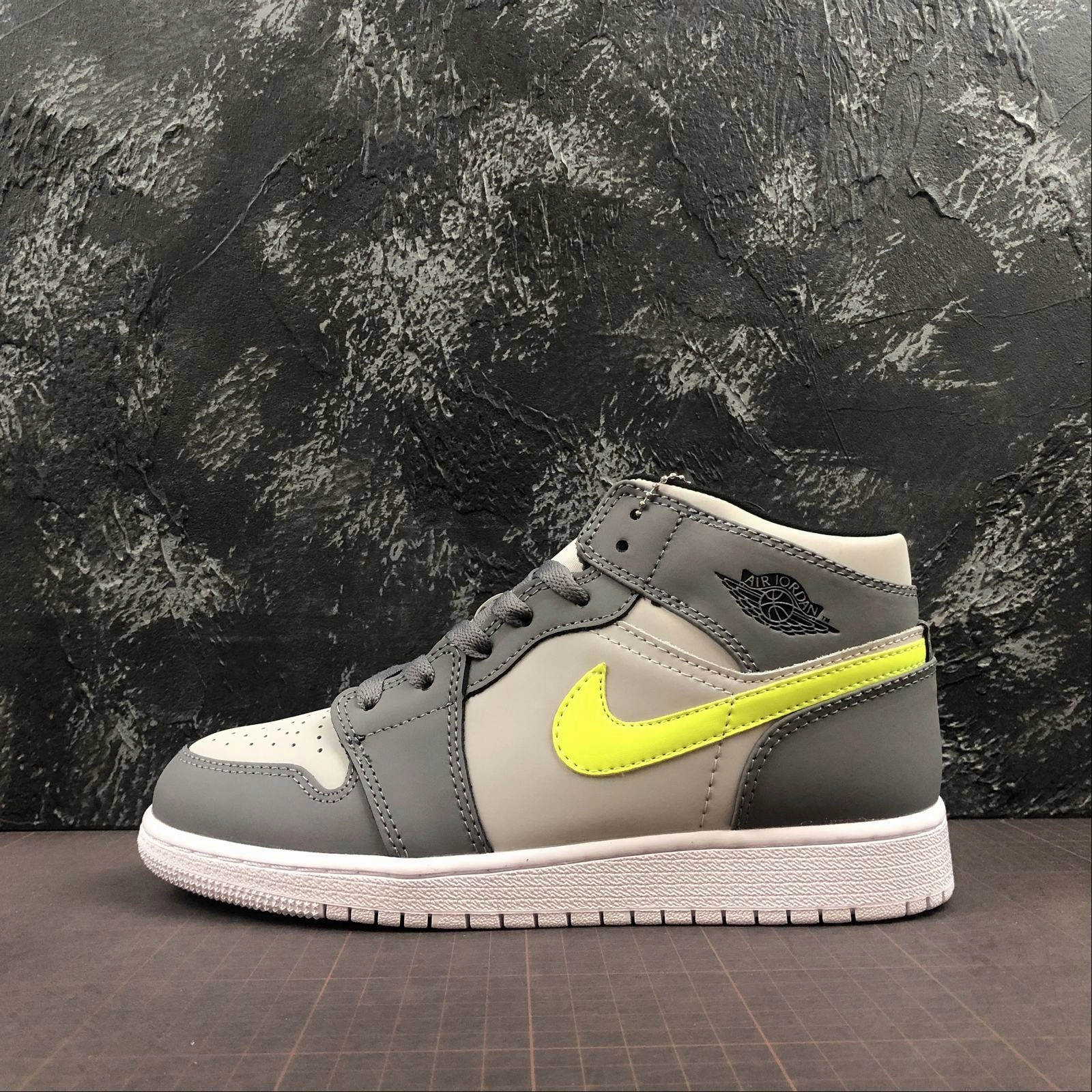 Smooth Control Air Jordan 1 Mid Gunsmoke-Volt-Neutral Grey 554724-072