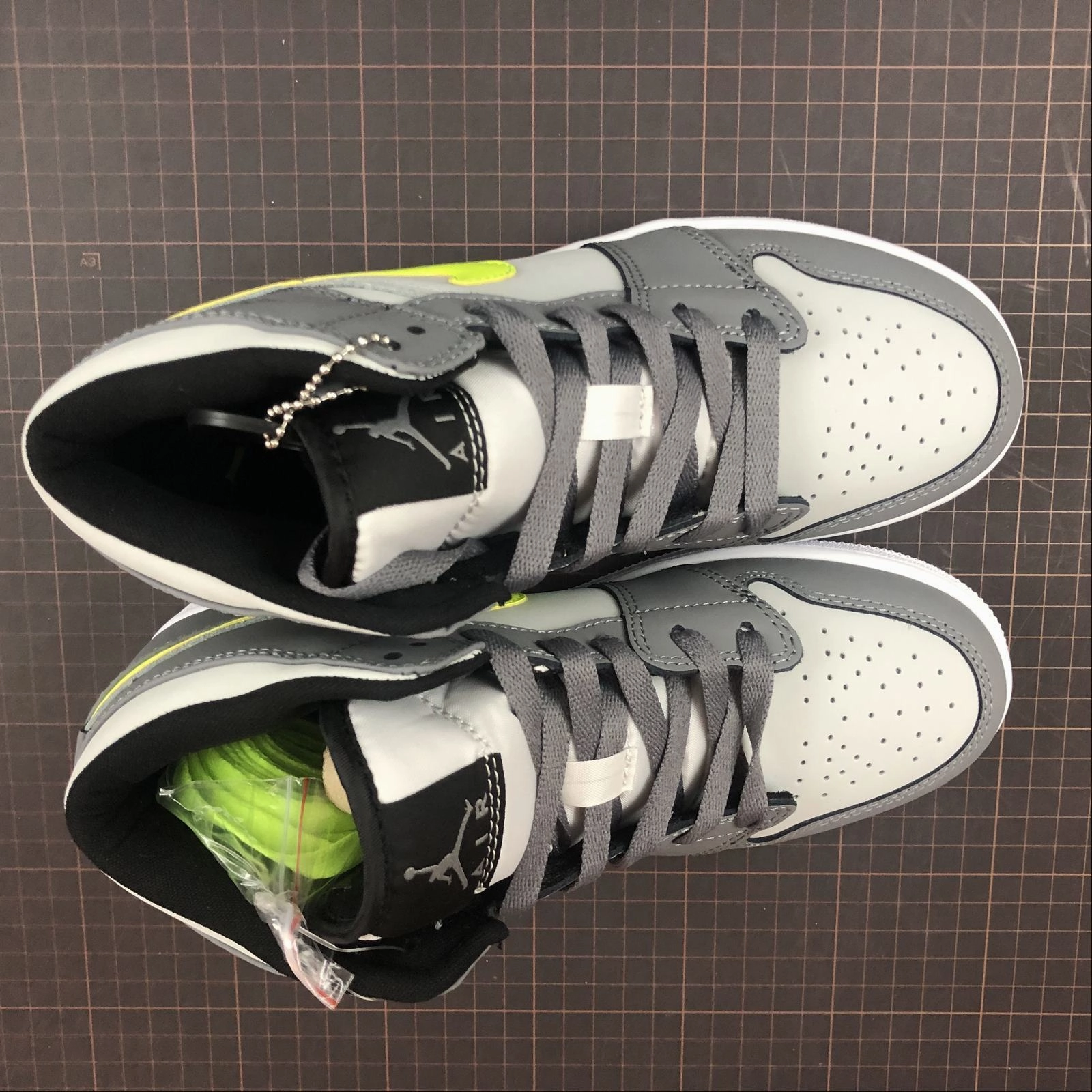 Fitness Performance Street Power Air Jordan 1 Mid Gunsmoke-Volt-Neutral Grey 554724-072