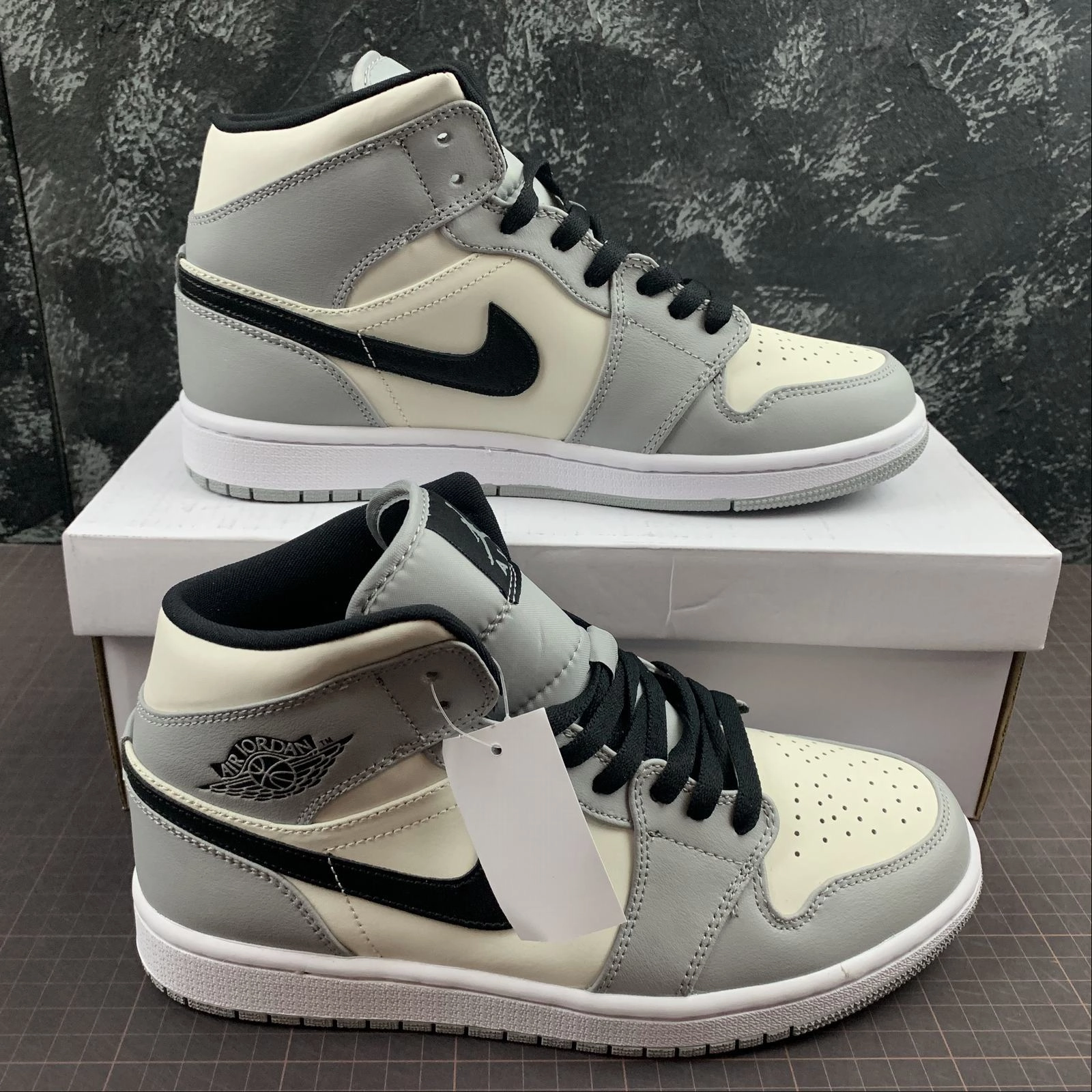 Sturdy Build Ventilated Footbed Air Jordan 1 Mid Light Smoke Grey 554724-092