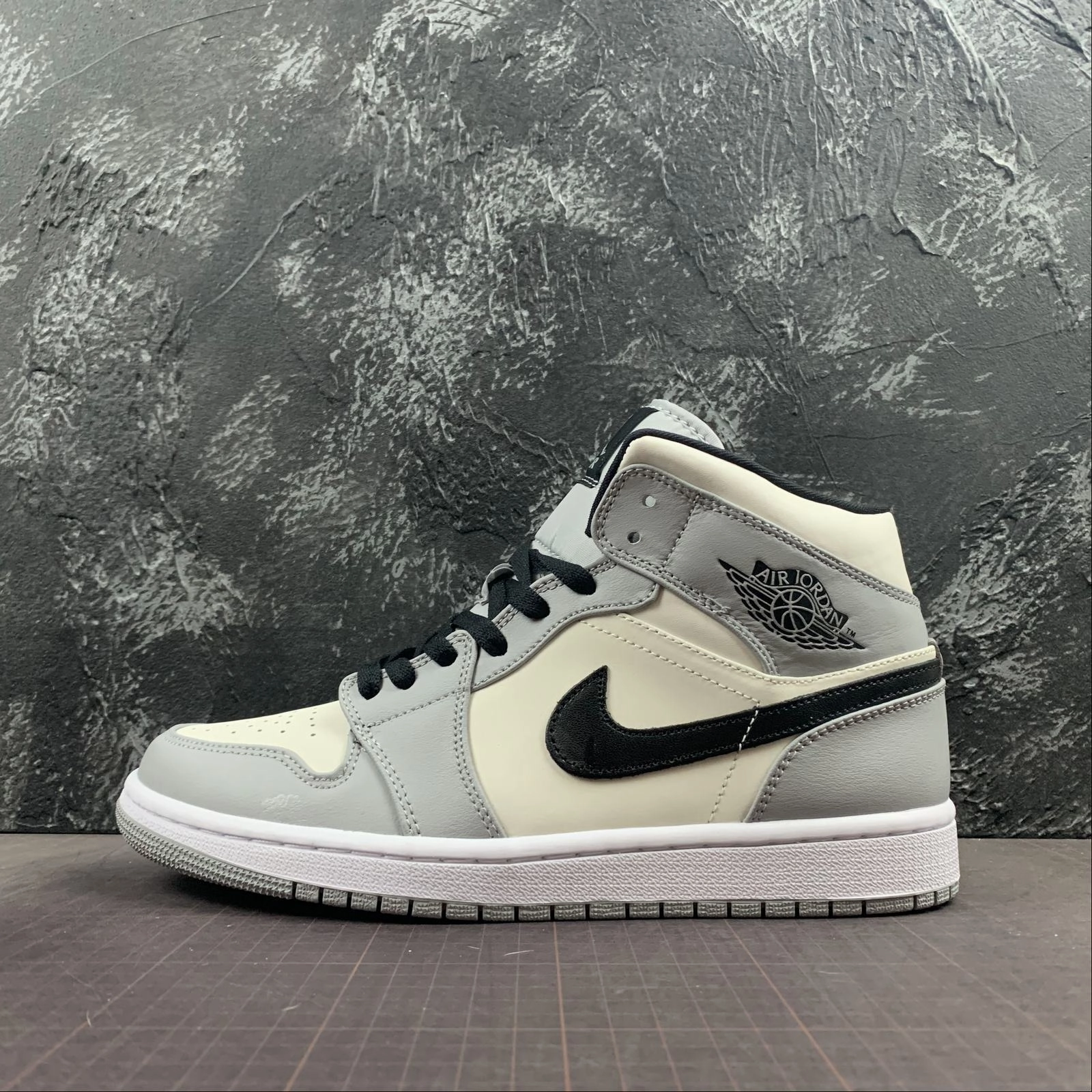 Layered sole Air Jordan 1 Mid Light Smoke Grey 554724-092