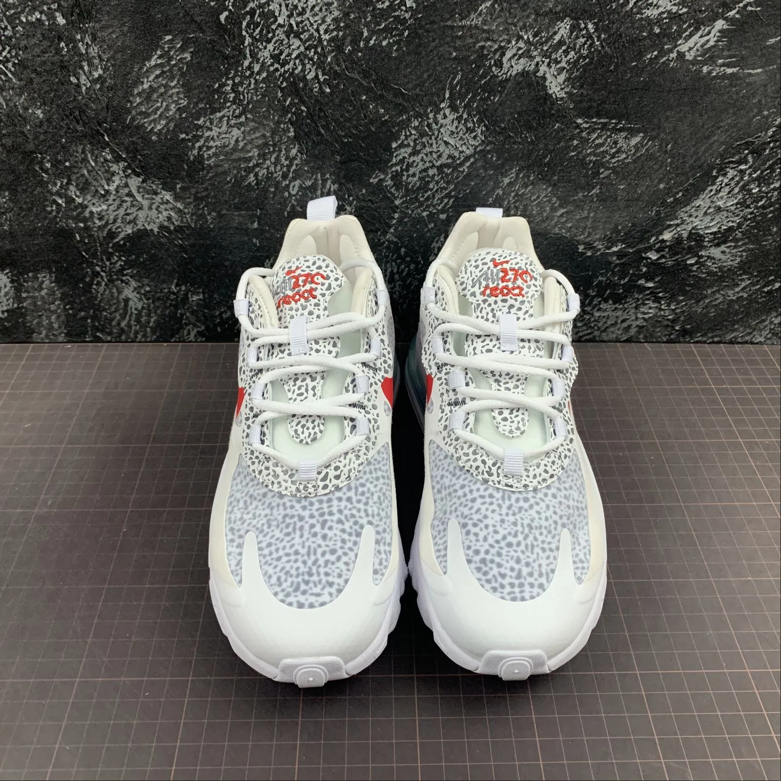 Running Challenge Air Max 270 React Neutral Grey University Red CT2535-001