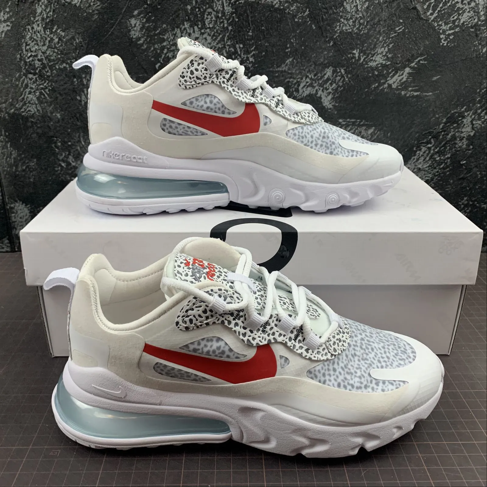 Maximum Stability trail - runner Air Max 270 React Neutral Grey University Red CT2535-001
