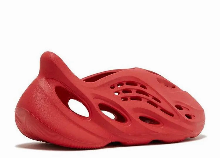 Snow Path Everyday Style Yeezy Foam RNNR Vermillon