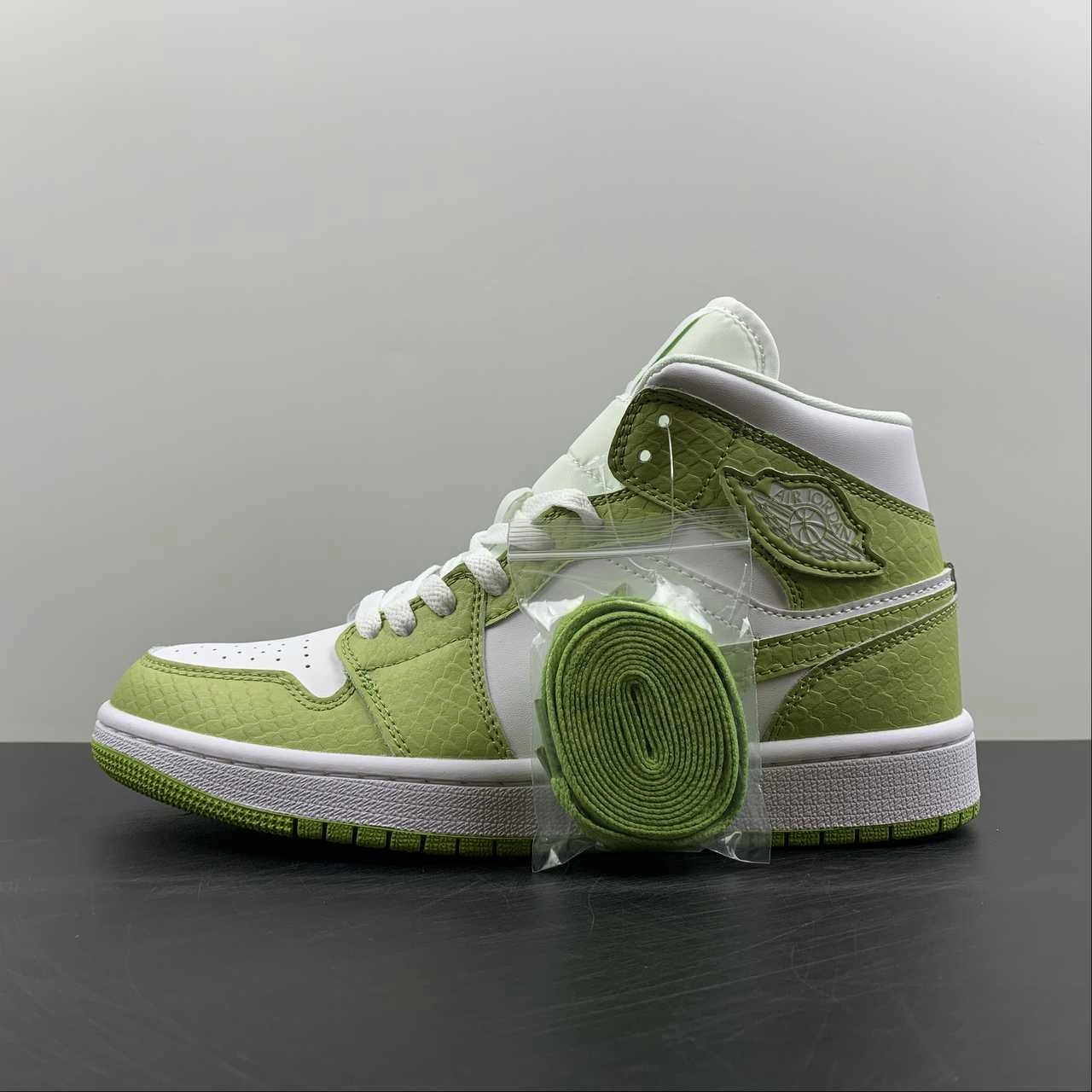 Quick Comfort Ventilation Channel Tech Air Jordan 1 Mid SE White Vivid Green-White (2022)