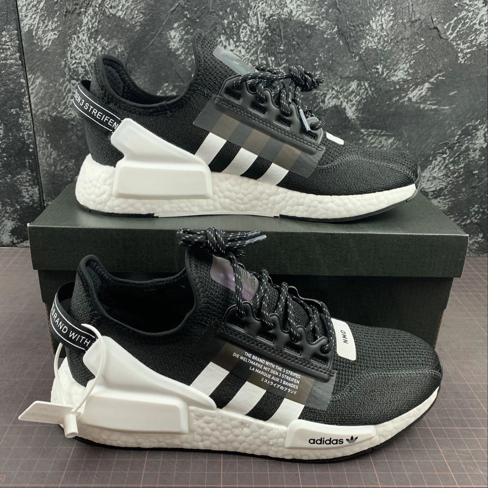 flat - footed running shoes Adidas NMD R1 V2 Black White