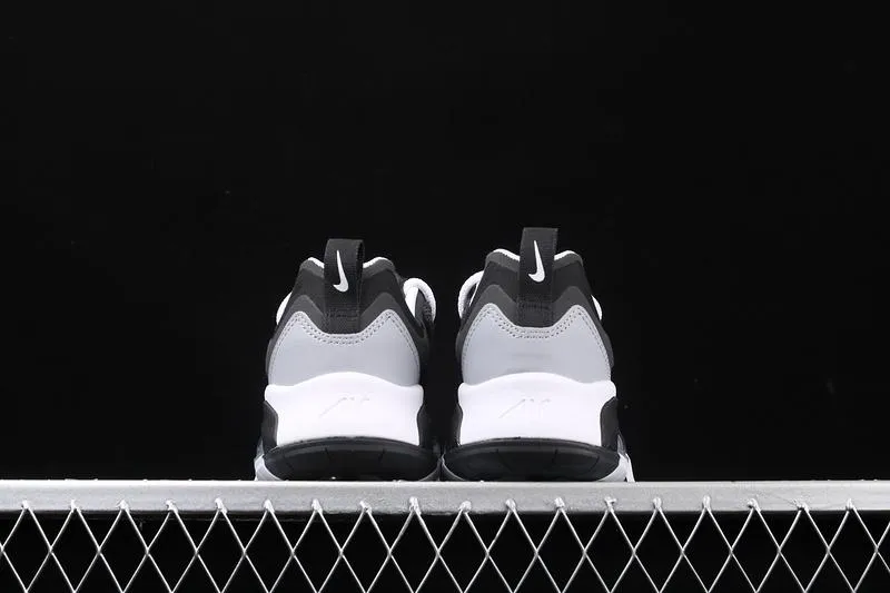 Air Max 200 Black White White Wolf Grey CQ4599-010 Foot alignment