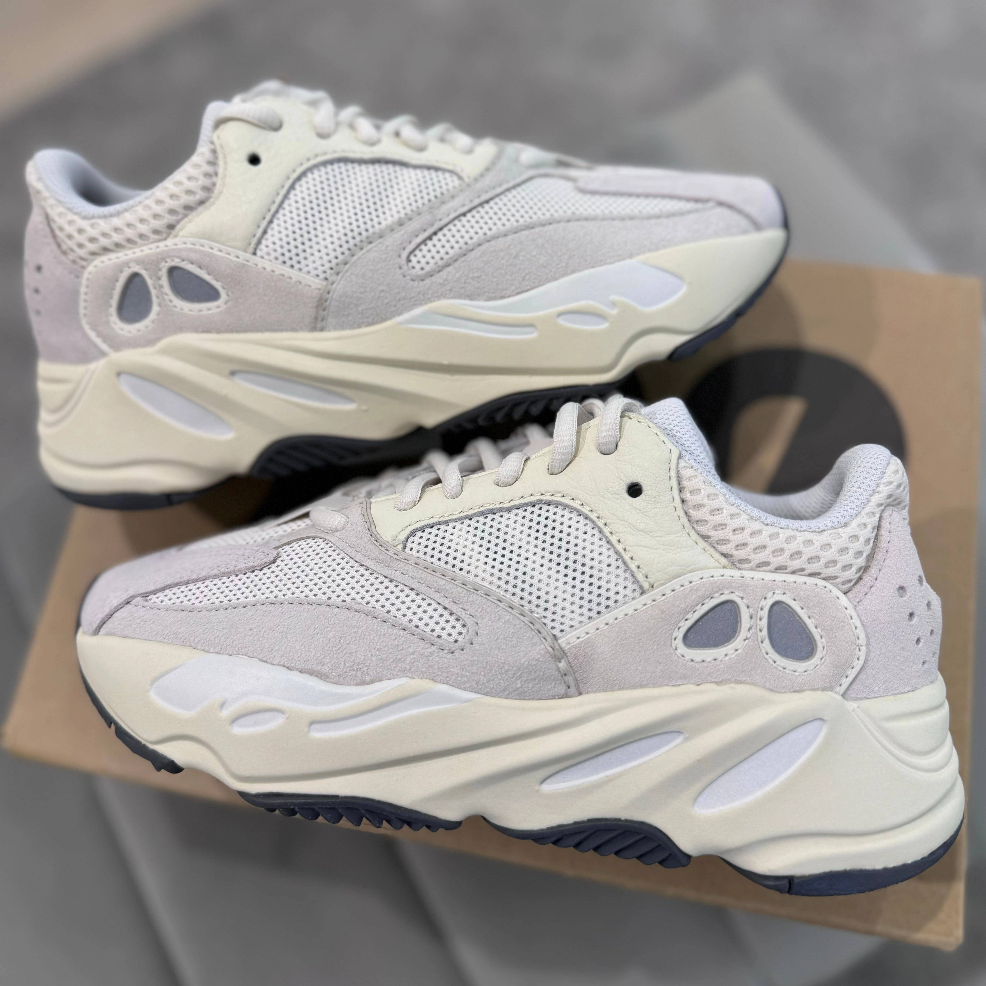 Dynamic Lateral Support Comfortable Straps YEEZY 700 'ANALOG'