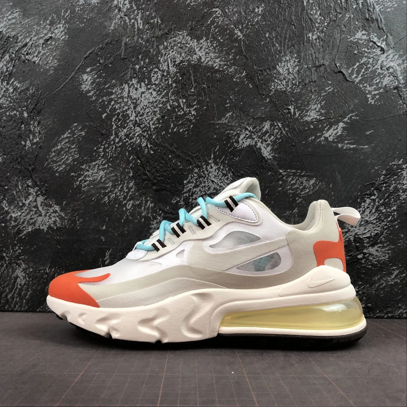 Marathon - running Air Max 270 React Light Beige Chalk Summit White Team Orange Platinum Tint AT6174 200