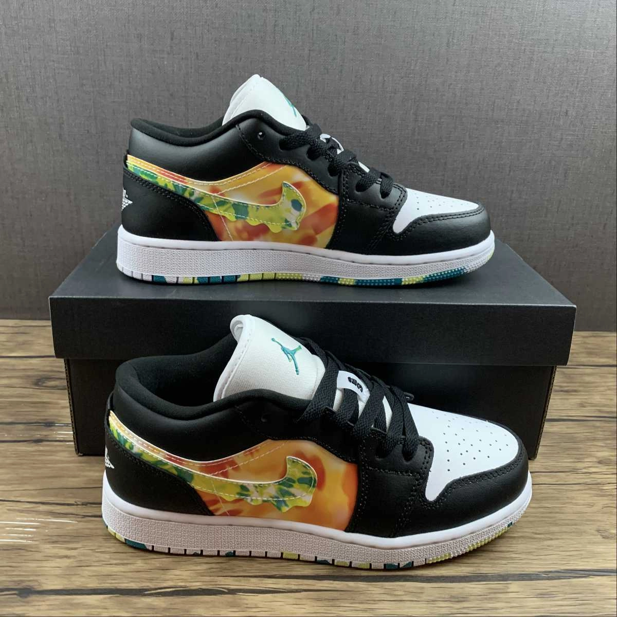 On The Go Luxe sole Air Jordan 1 Low SE (GS) Black White-Team Orange DJ6252-038
