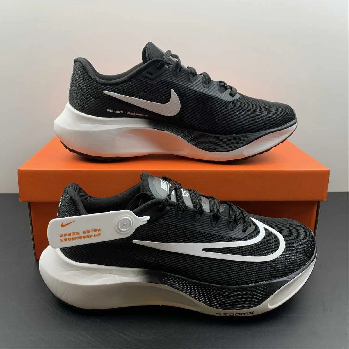 Zoom Fly 5 Black White DM8968-001 Collar design minimizes pressure around the ankle