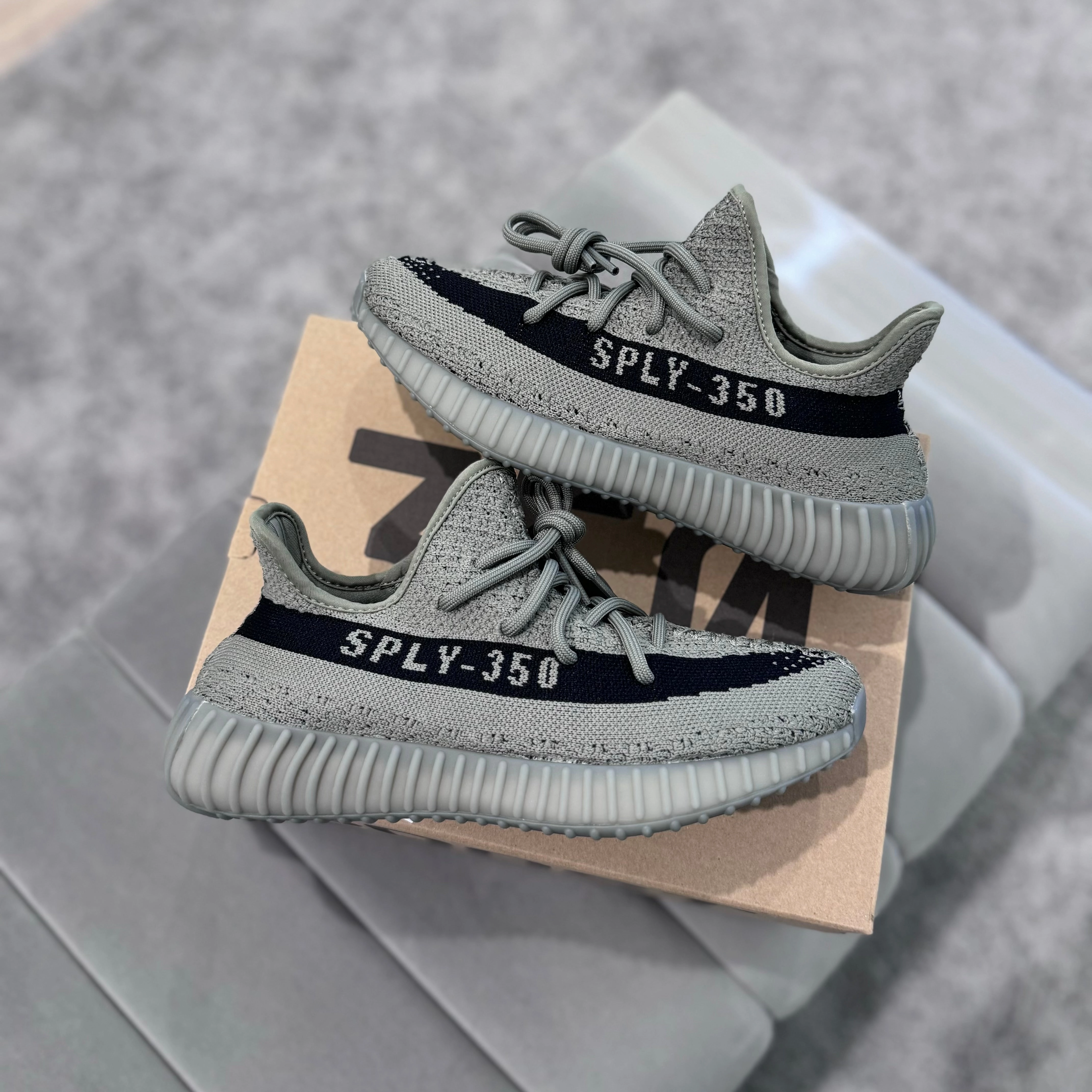 YEEZY 350 V2 'GRANITE?? Flexible Construction