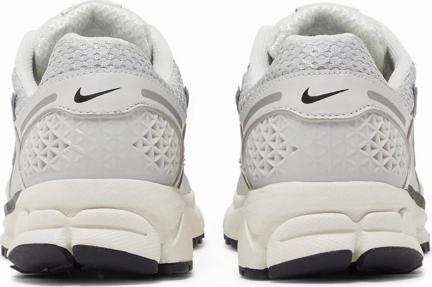 Nike Vomero Photon Dust Metallic Silver W Ergonomic Build
