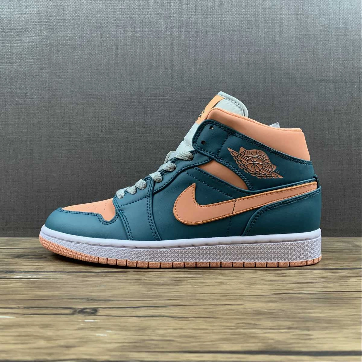 Air Jordan 1 Mid Pink Green Foot Comfort