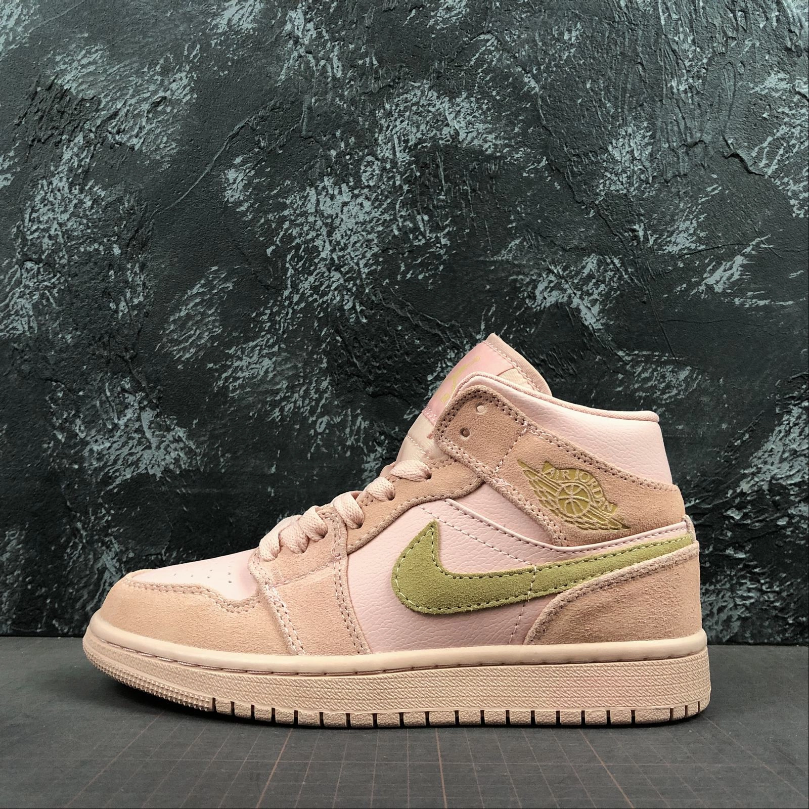 Air Jordan 1 Mid SE Coral Stardust-Club Gold 852542-600 Mid Top Design Perimeter Cushioning