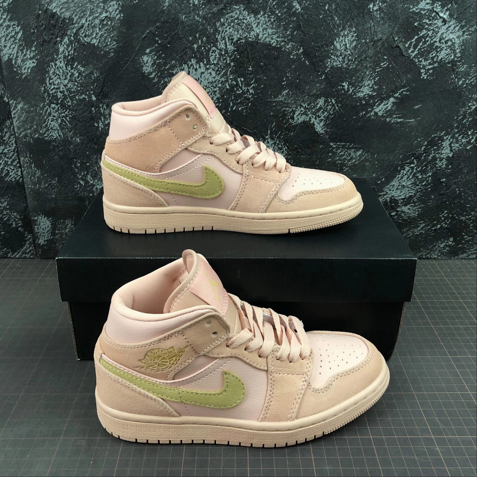 Season Ready Air Jordan 1 Mid SE Coral Stardust-Club Gold 852542-600