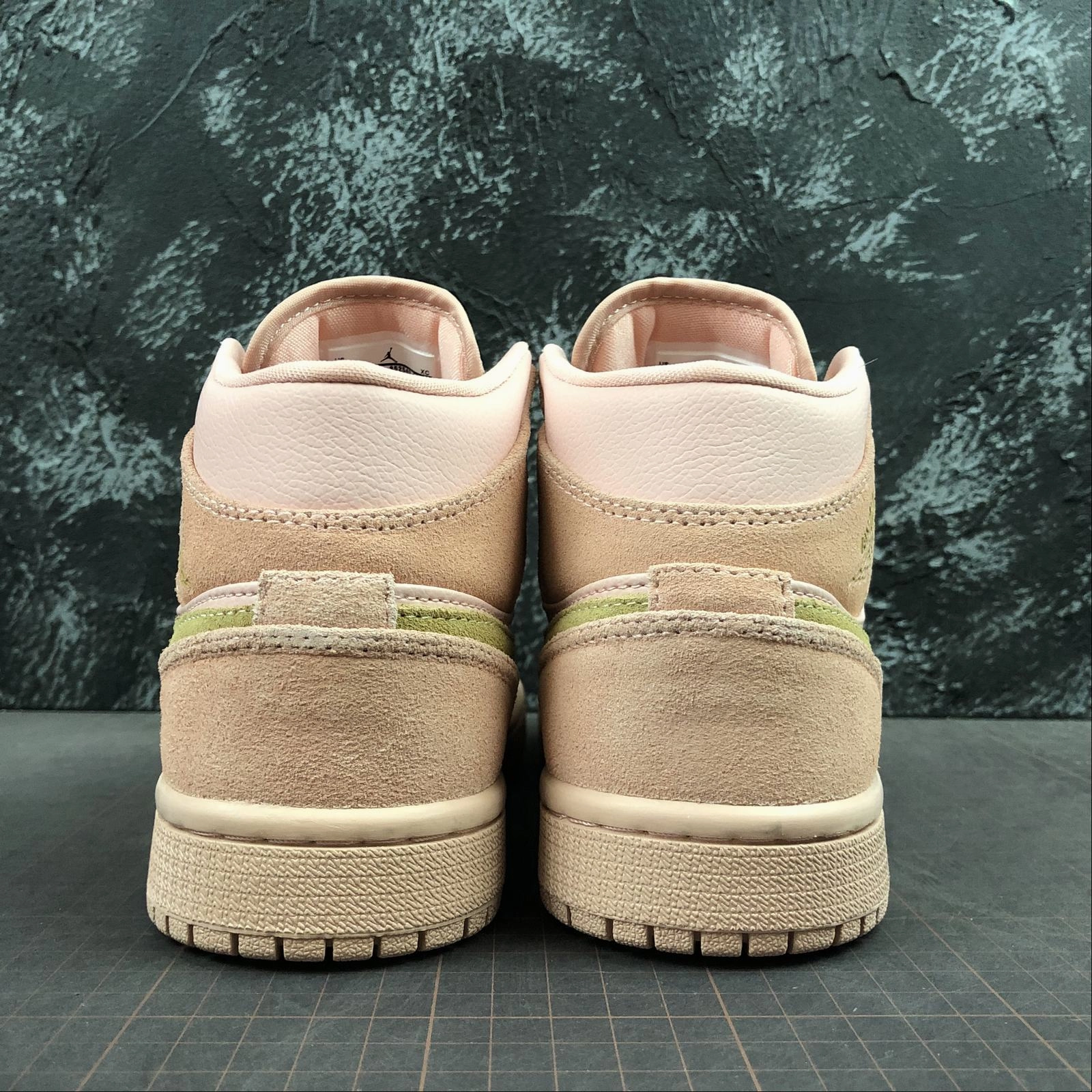 Air Jordan 1 Mid SE Coral Stardust-Club Gold 852542-600 Air Light Comfort Technology