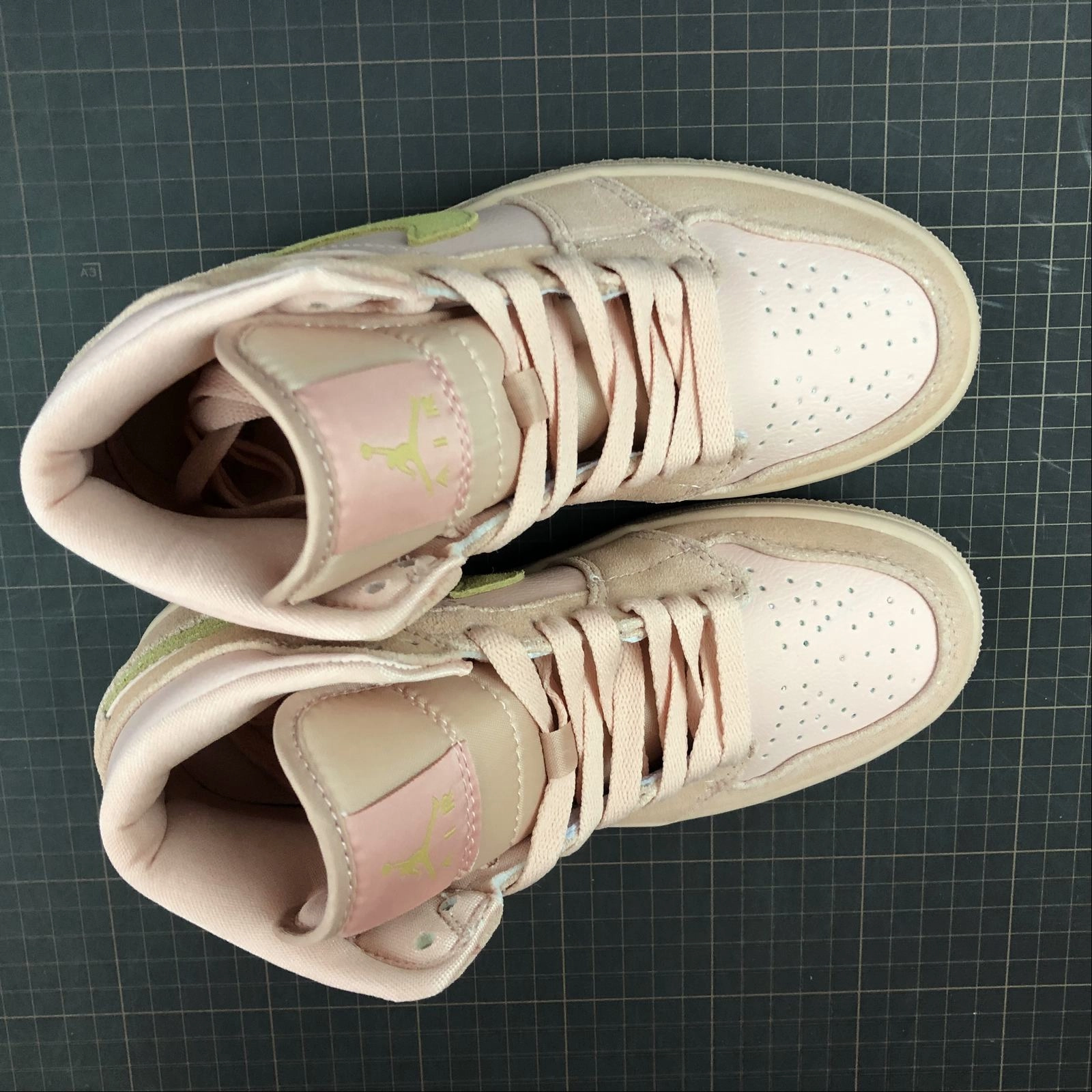 Neutral Ride Air Jordan 1 Mid SE Coral Stardust-Club Gold 852542-600