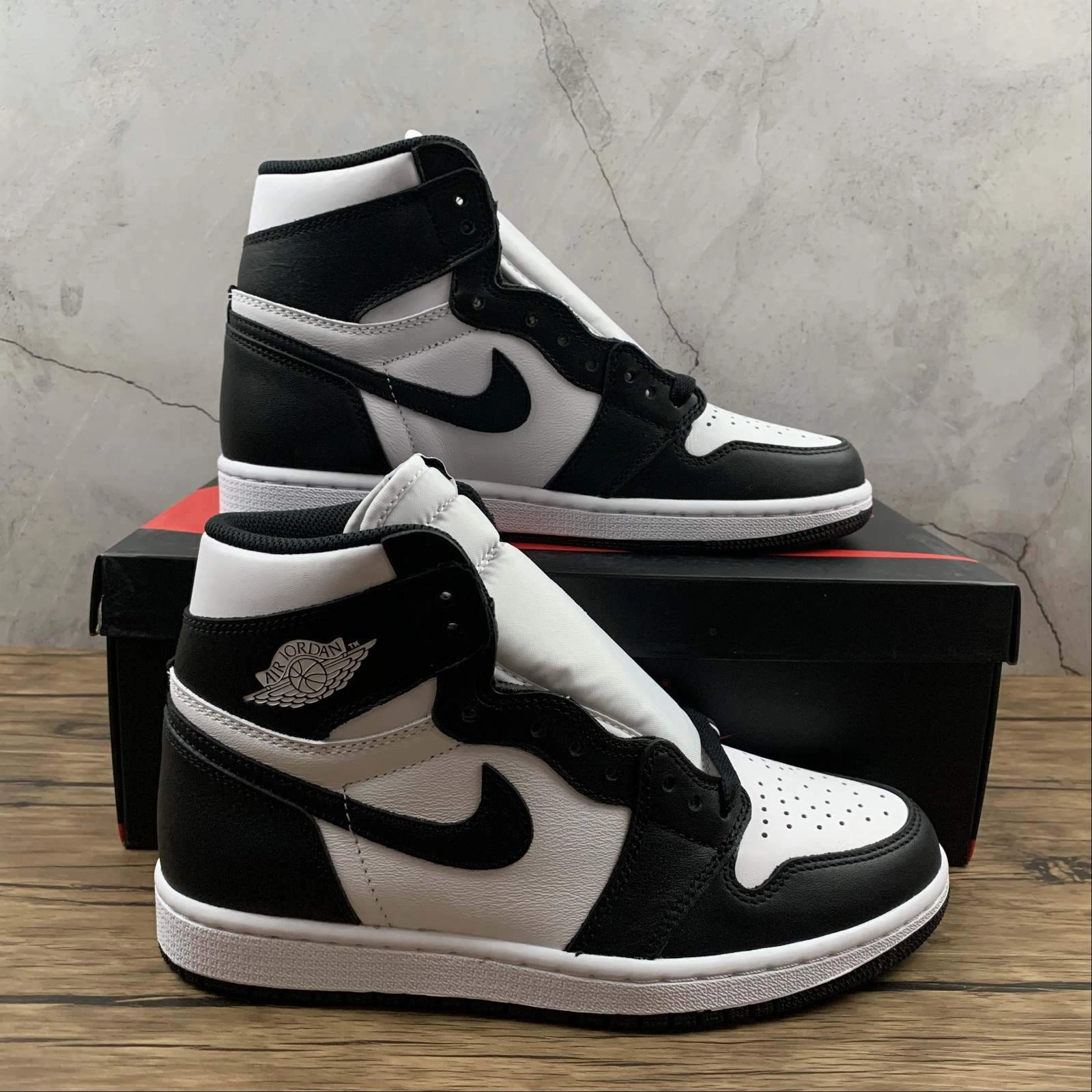 Air Jordan 1 Retro High OG Black White-Black 555088-010 Iconic lining Responsive Use