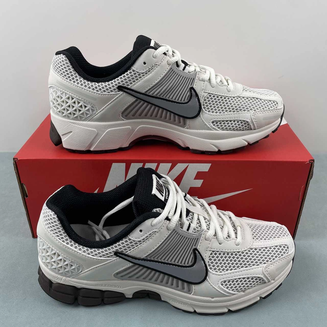 Casual Run Forefoot plate enhances push-off in sprint actions Zoom Vomero 5 Phantom Metallic Platinum Light Iron Ore FJ2028-001