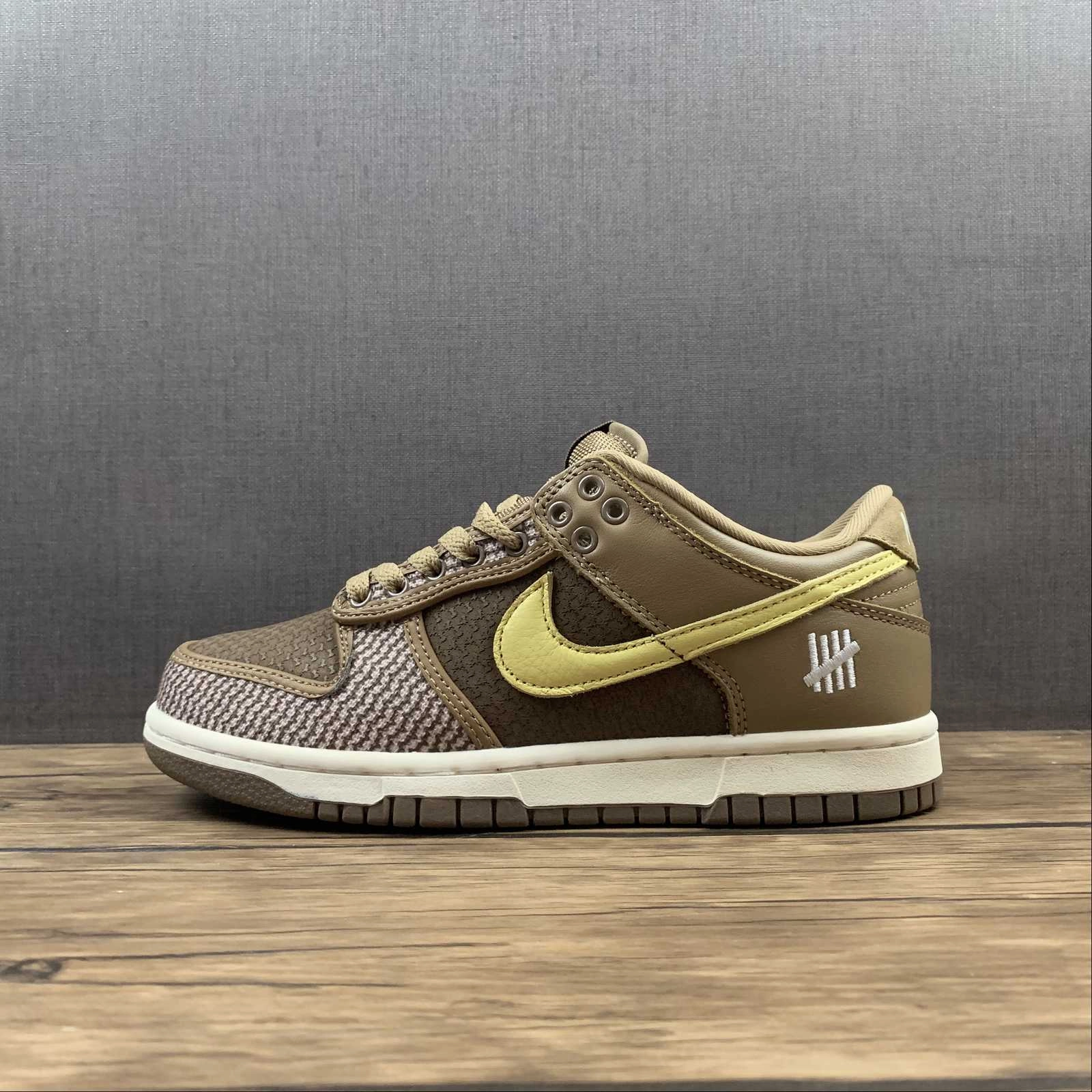 athletic chic suede upper Undefeated x SB Dunk Low SP Canteen Lemon Frost DH3061-200