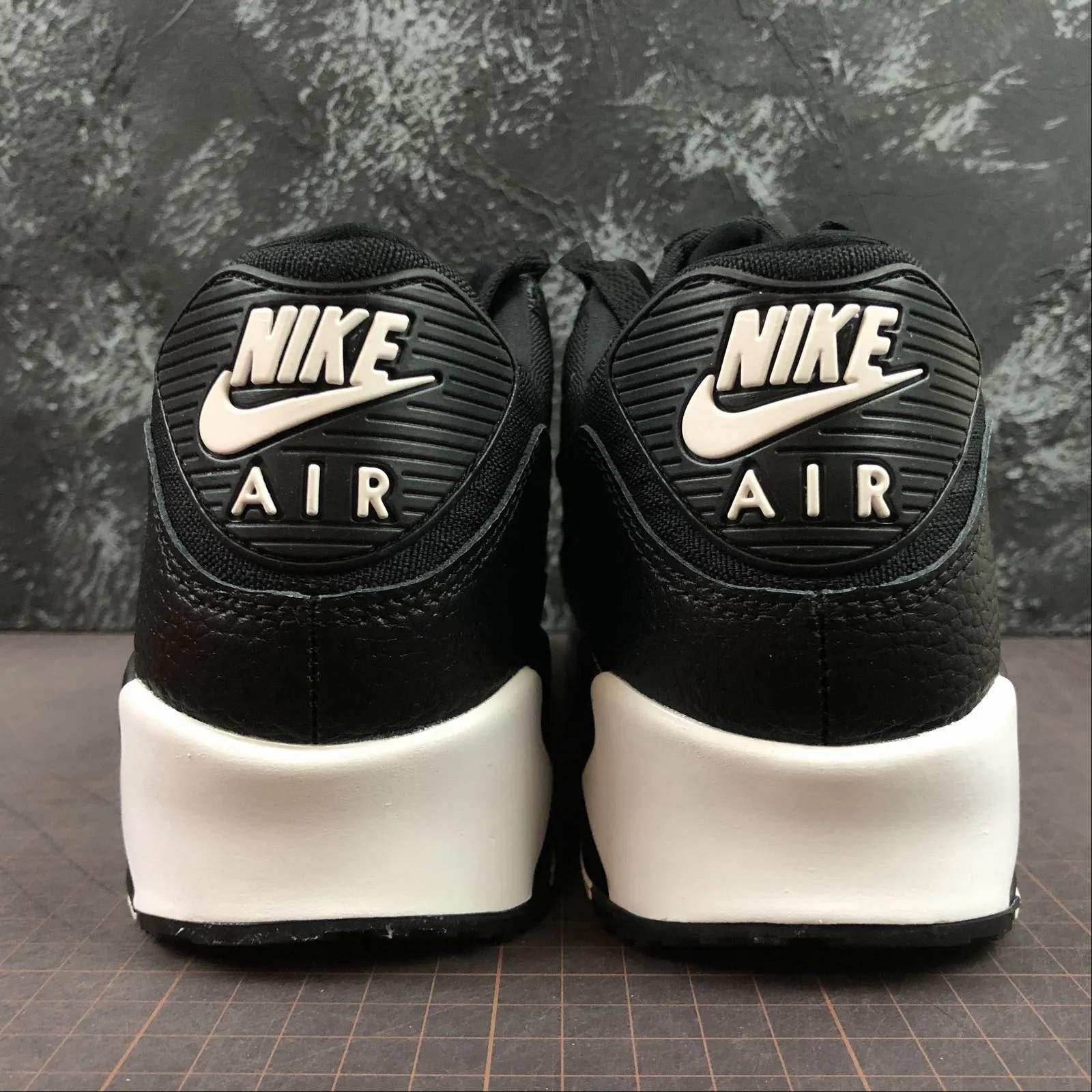 competitive - runner hook - and - loop - strap shoes Air Max 90 Essential Black White 325213-060