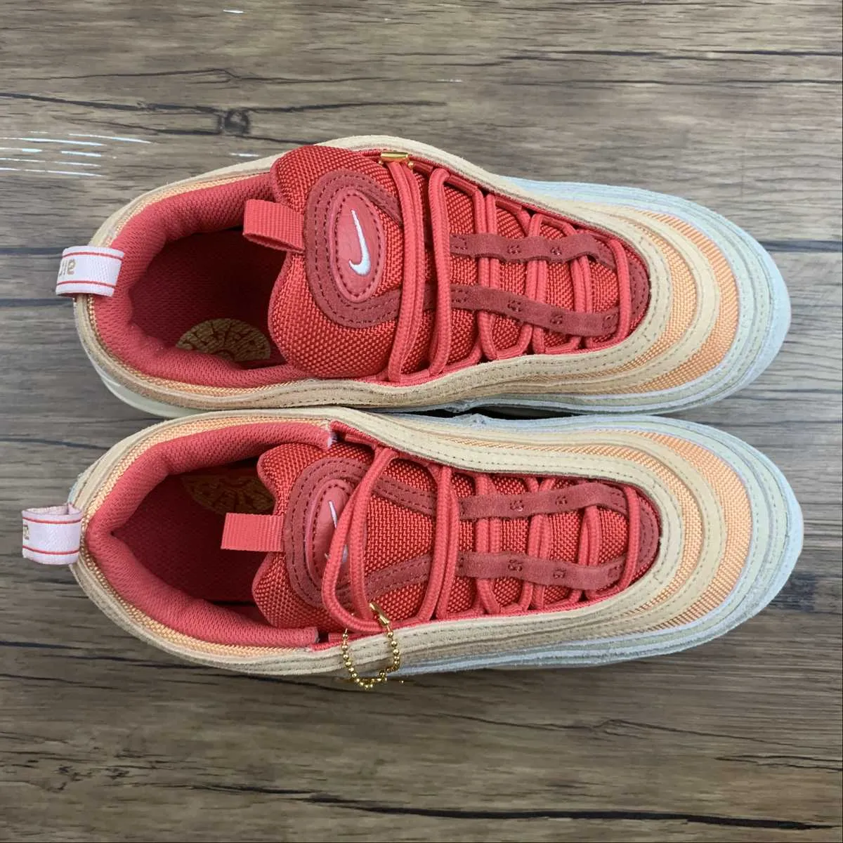 running in a bridge area shoes Air Max 97 Sisterhood Cashmere Orange Chalk Rattan Metallic Gold DM8943-700