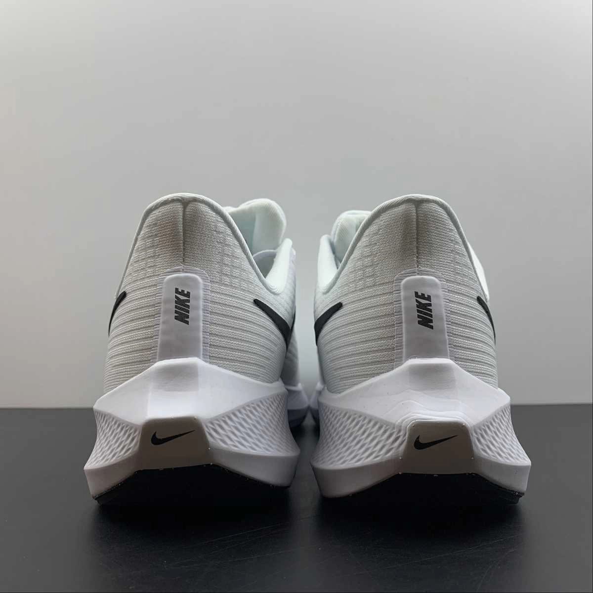 Ergonomic shaping guides efficient movement patterns Fitness Friendly Air Zoom Pegasus 39 Black White Fog Grey Particulate Grey DQ7824-100