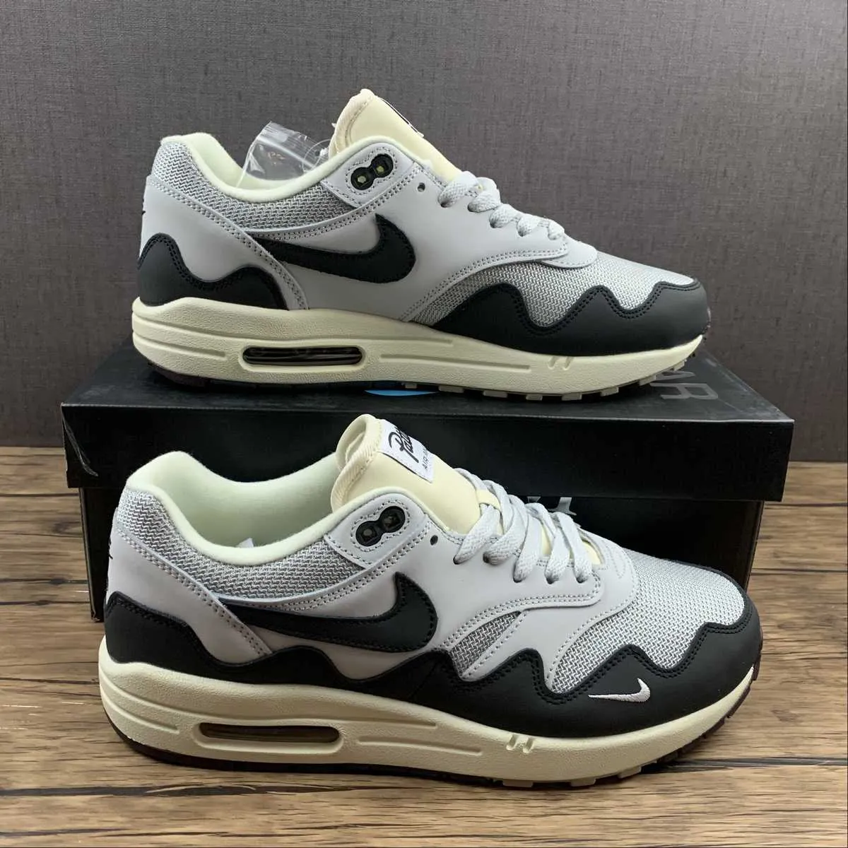 running in duathlons shoes running in humid weather shoes Patta x Air Max 1 Monarch Dark Grey Black White DH1348-002