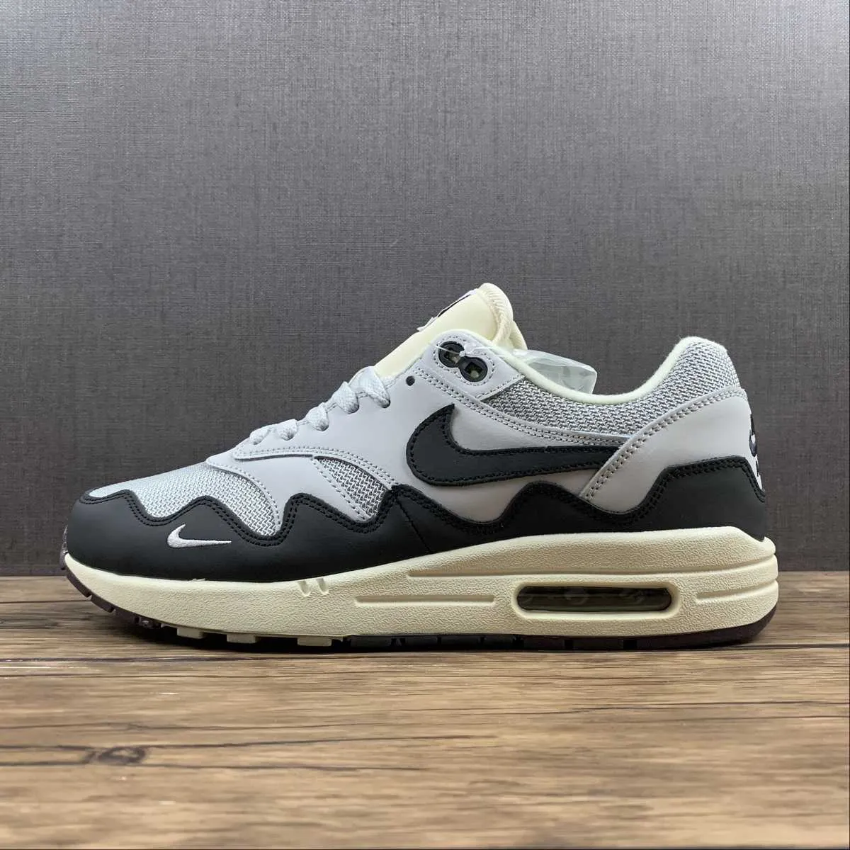 adjustable fit shoes Patta x Air Max 1 Monarch Dark Grey Black White DH1348-002