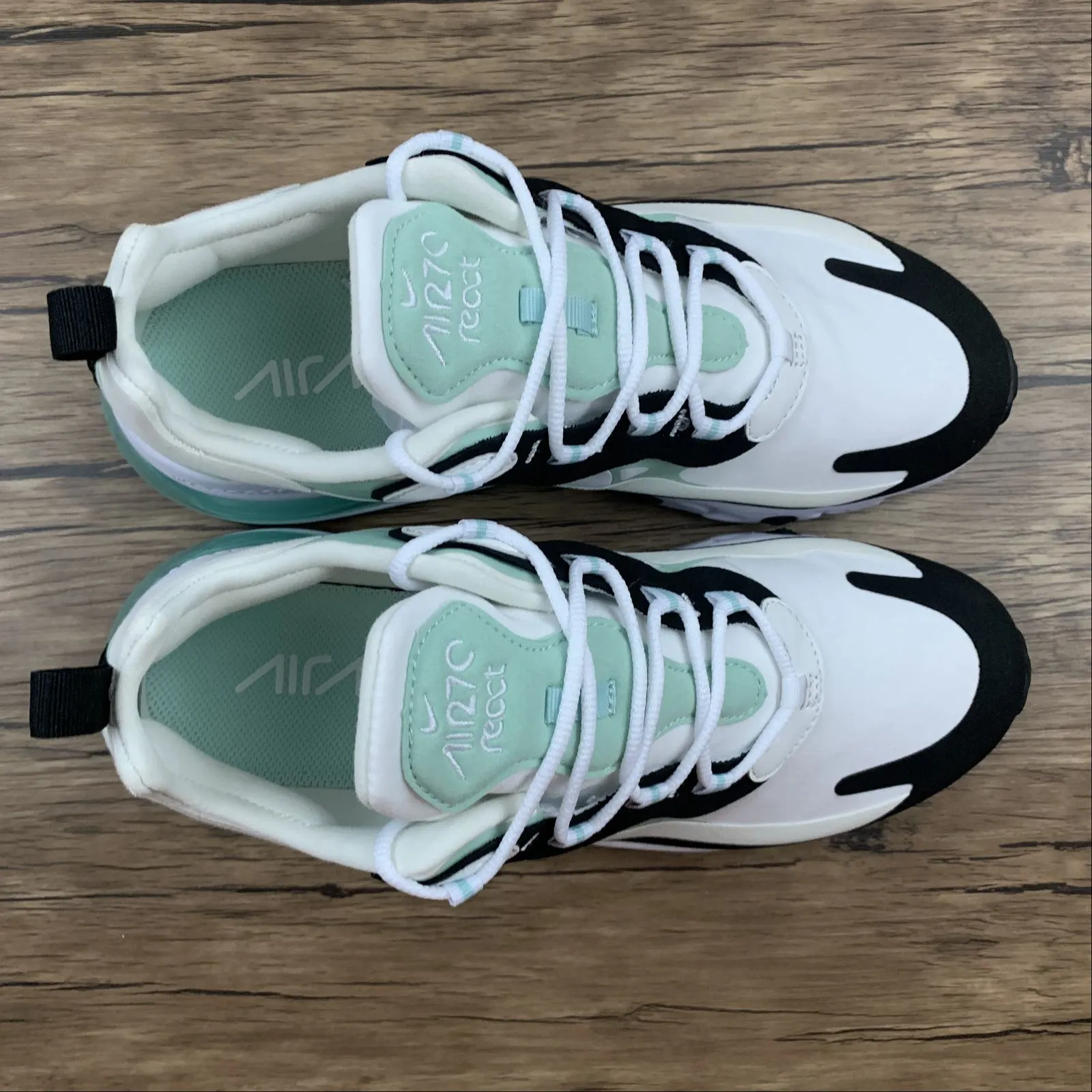 Lightweight Feel running in groups Air Max 270 React SE Black White Lt Green CJ0619-012