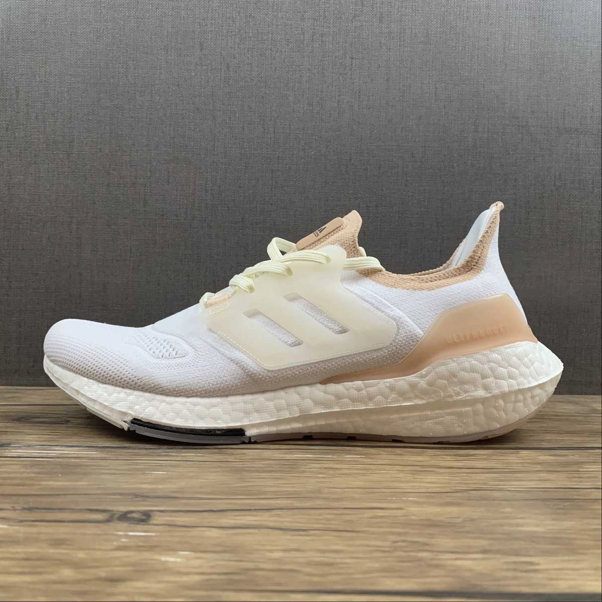 Regular Fit Step Comfort Adidas UltraBoost 22 MADE WITH NATURE White Pink GX8072